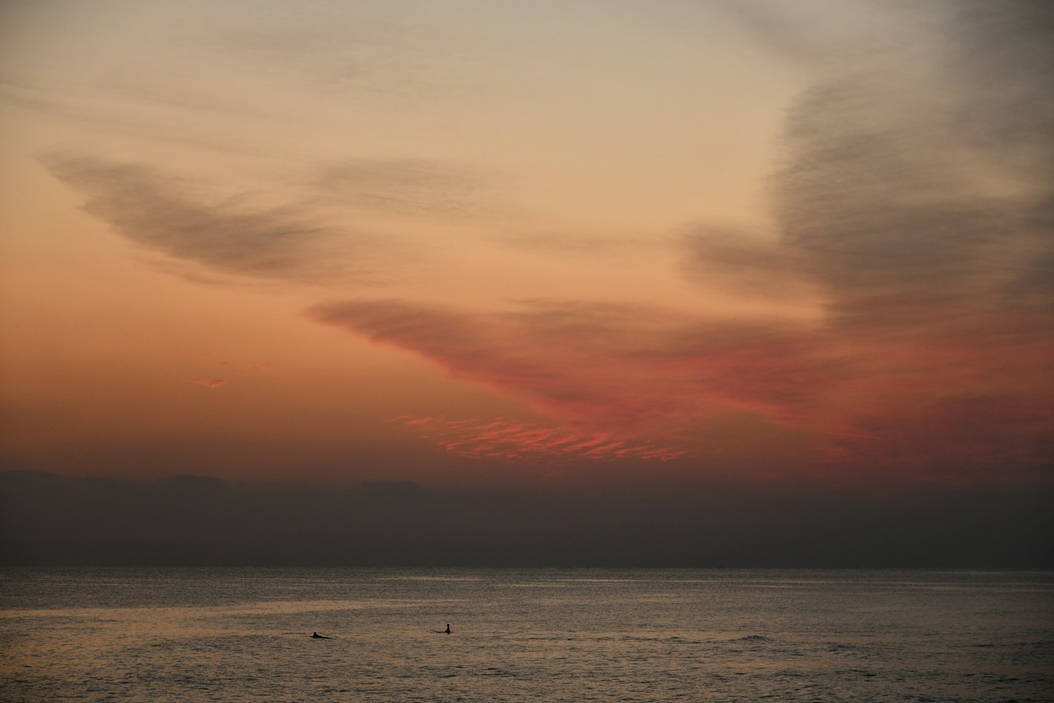 Tramonto sull'oceano con colori vivaci nel cielo