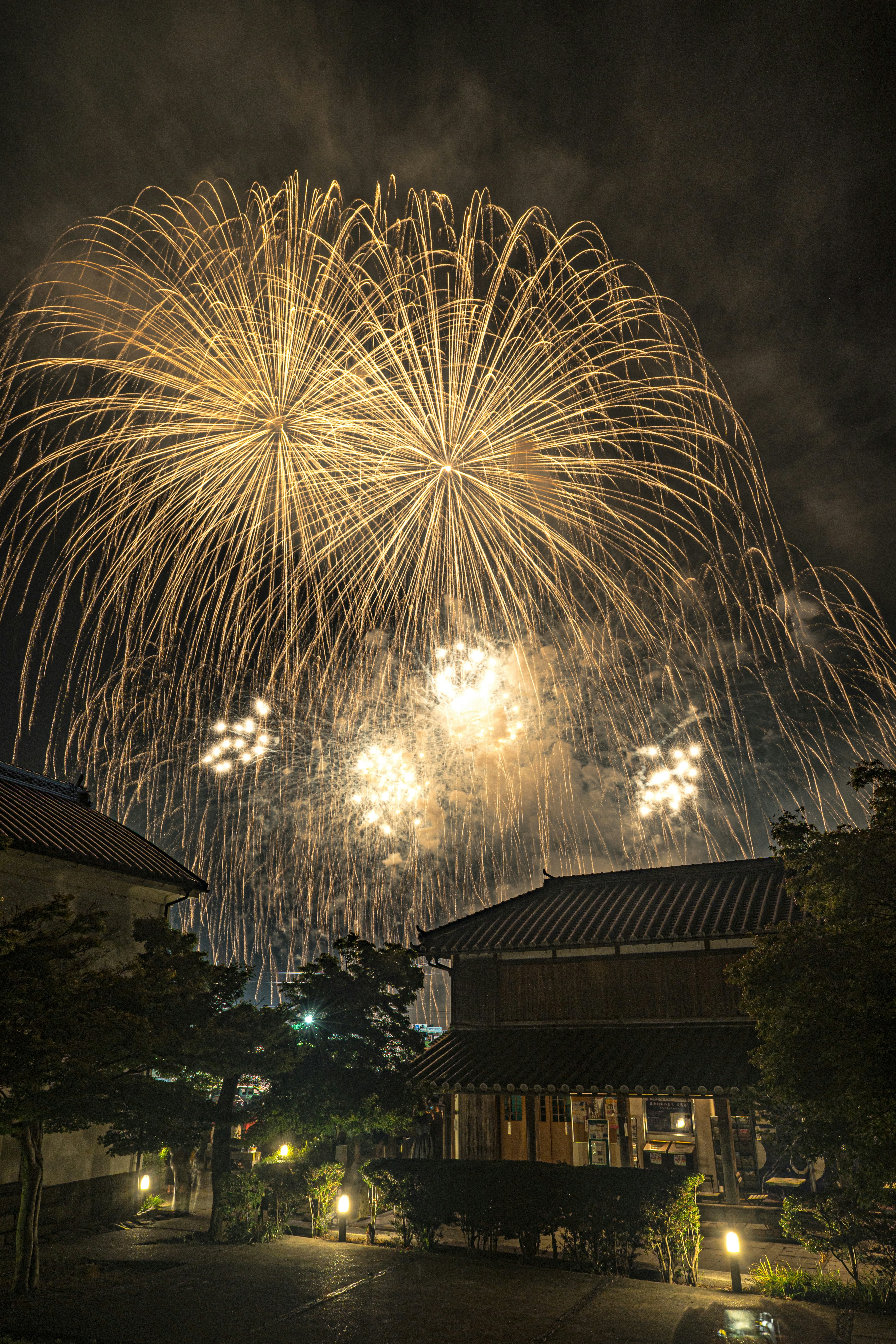 kembang api malam di atas lanskap kota Uda-tsu di Tokushima
