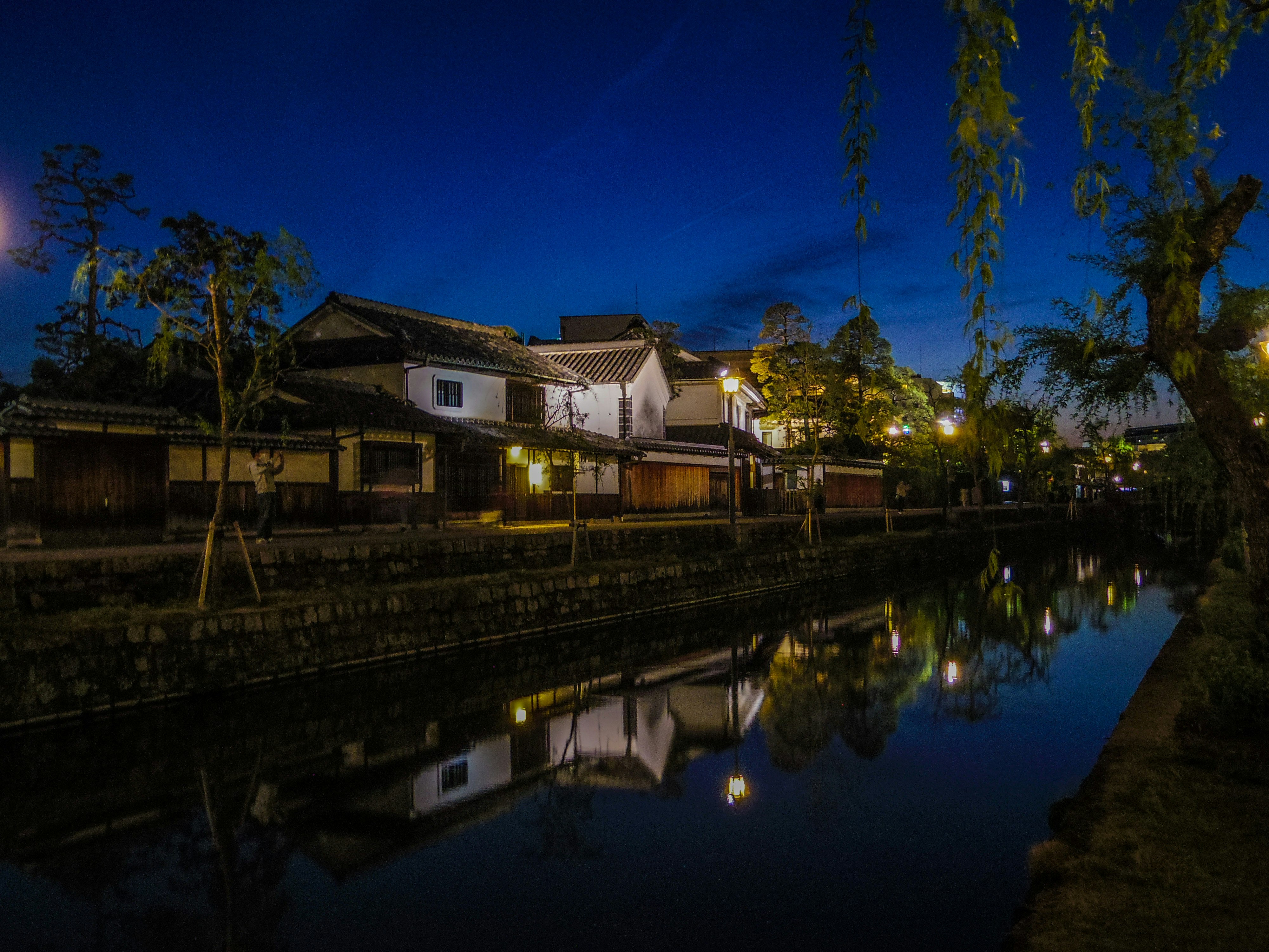 倉敷美観地区の水辺に映る夜の町家と川沿いの景観