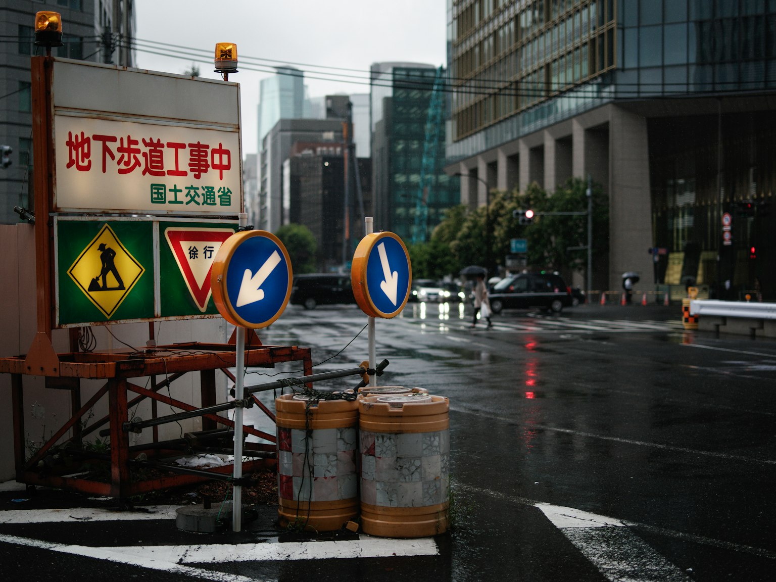 雨中施工現場標誌與交通信號
