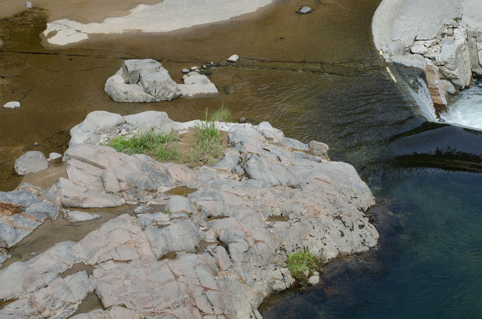 Paesaggio naturale con rocce e acqua