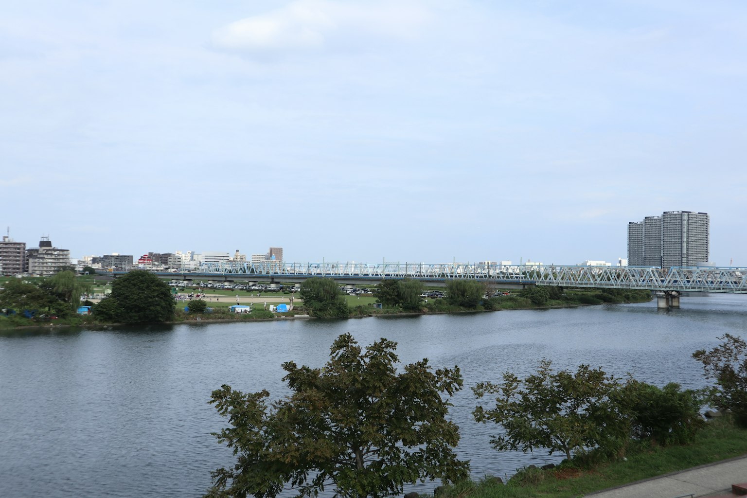 河流与桥梁及现代建筑的美丽景观