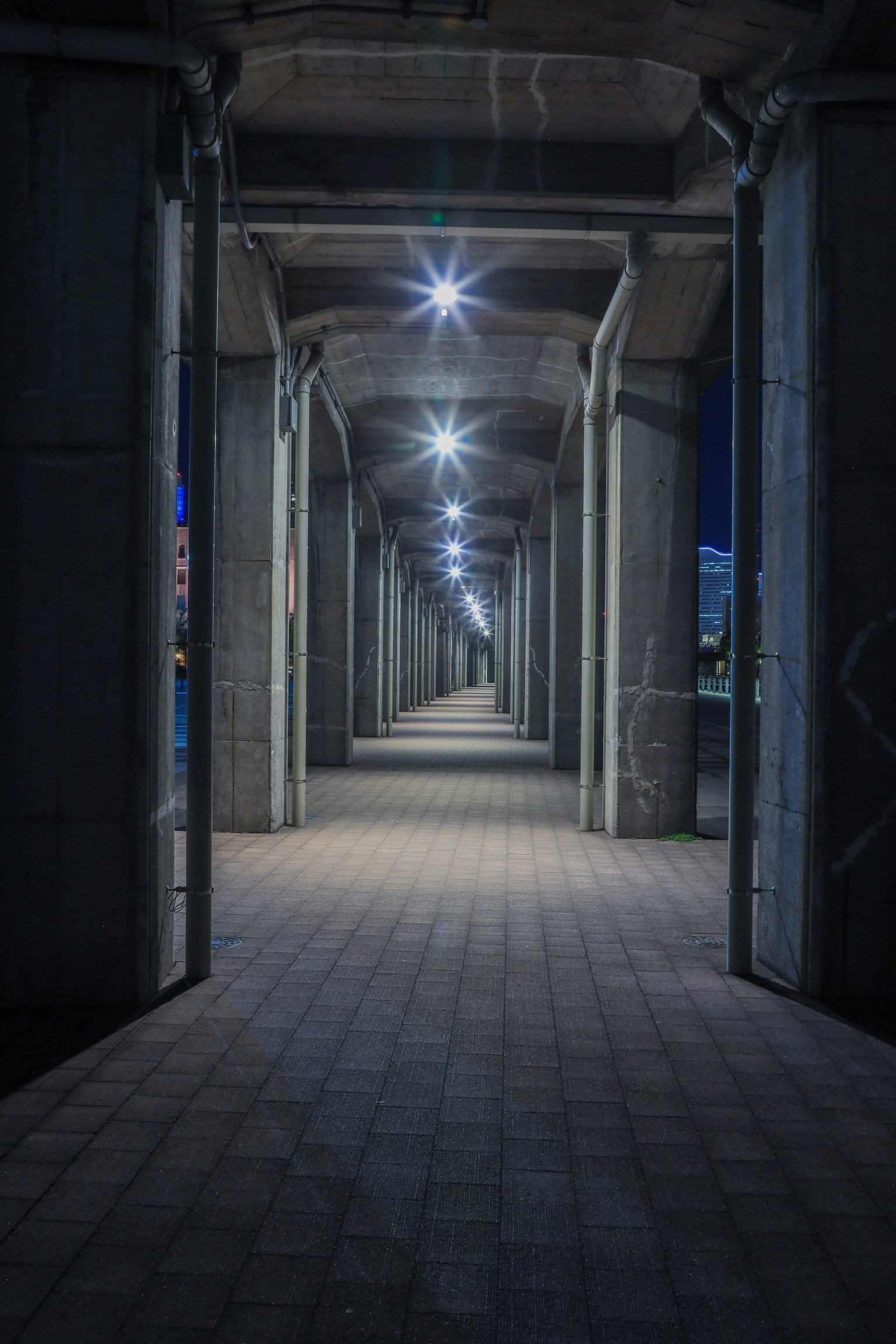奥行きのあるアーケード通路の夜景
