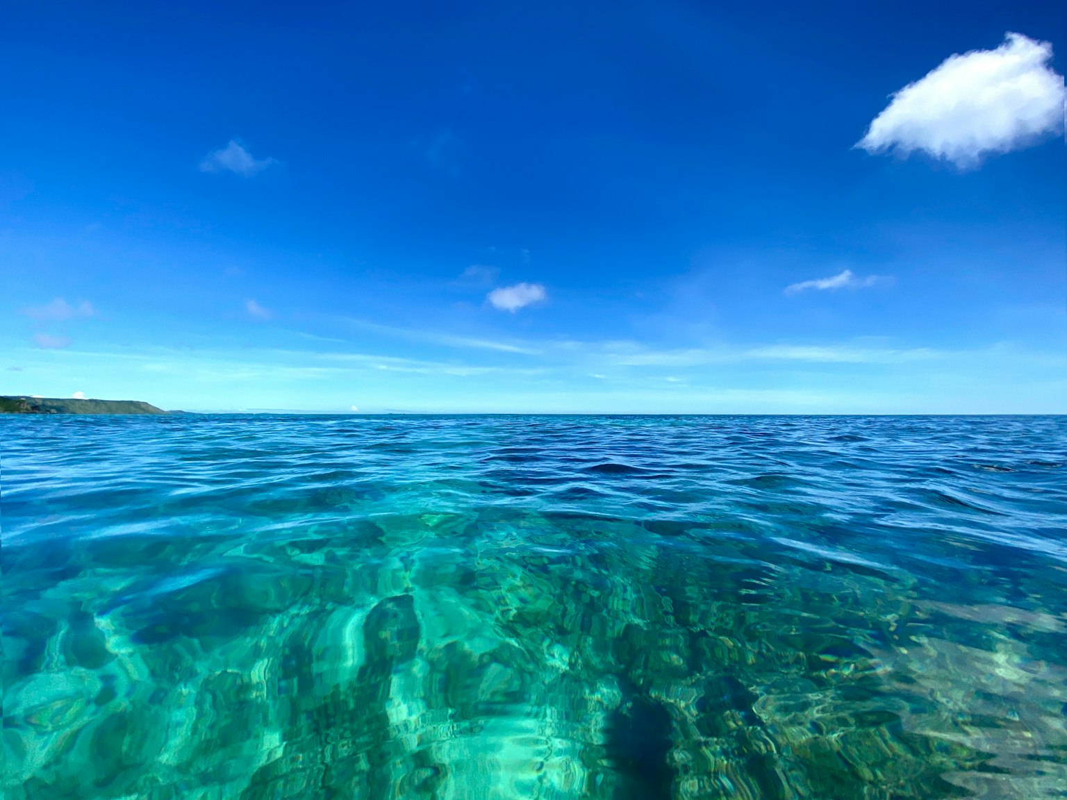 Acqua turchese chiara con un cielo blu brillante