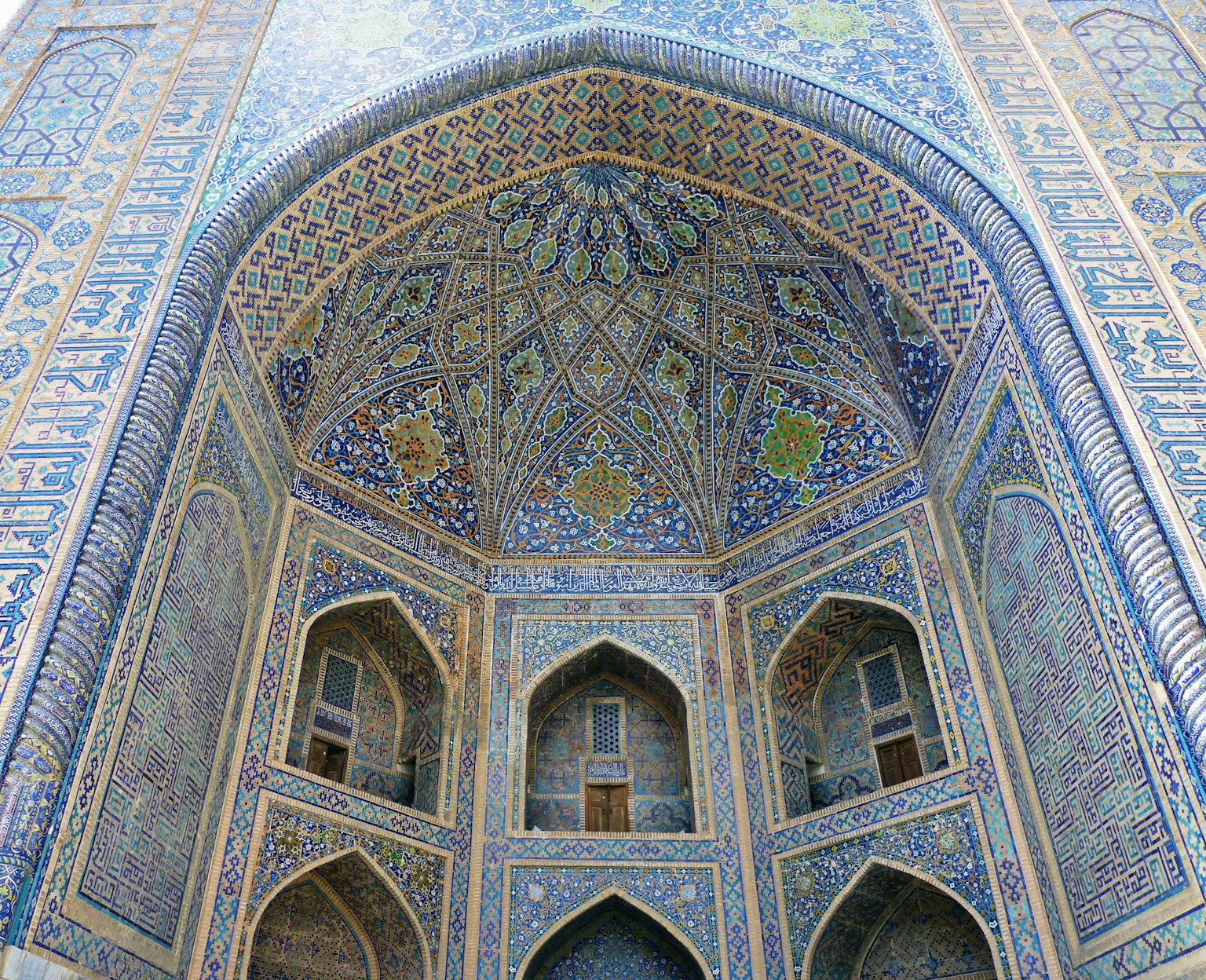 Arche intérieure d'un bâtiment avec de belles décorations en mosaïque