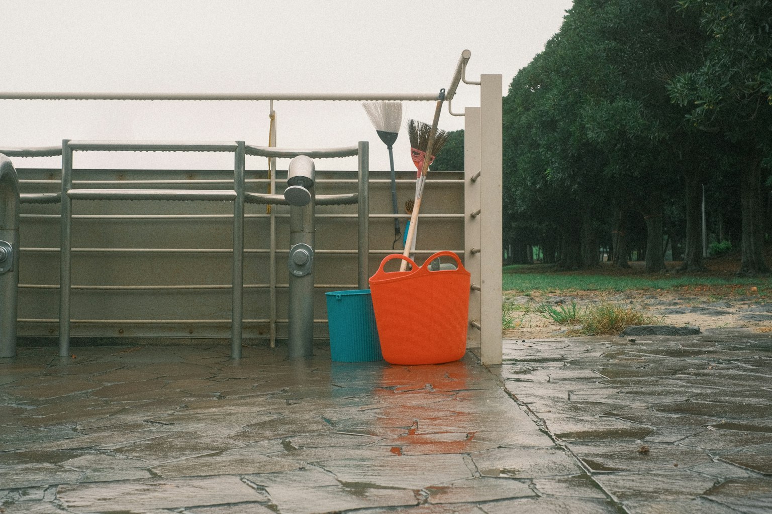 雨中工具和水桶的风景