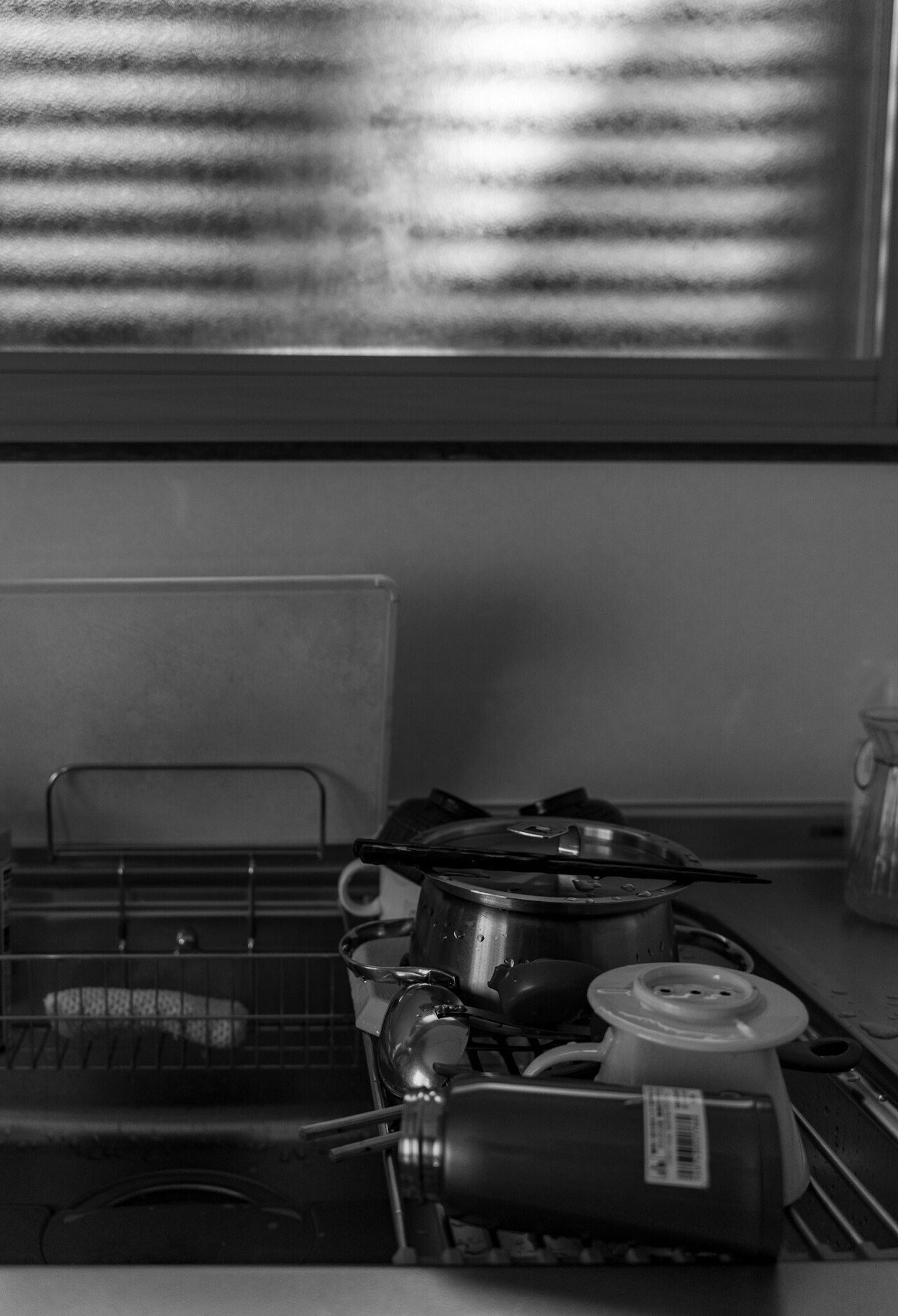 黑白厨房场景,散落的烹饪用具和工具