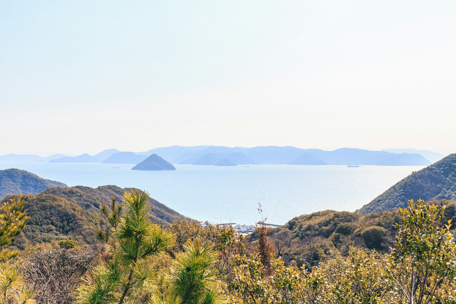 Vista panoramica di montagne e oceano sotto un cielo sereno