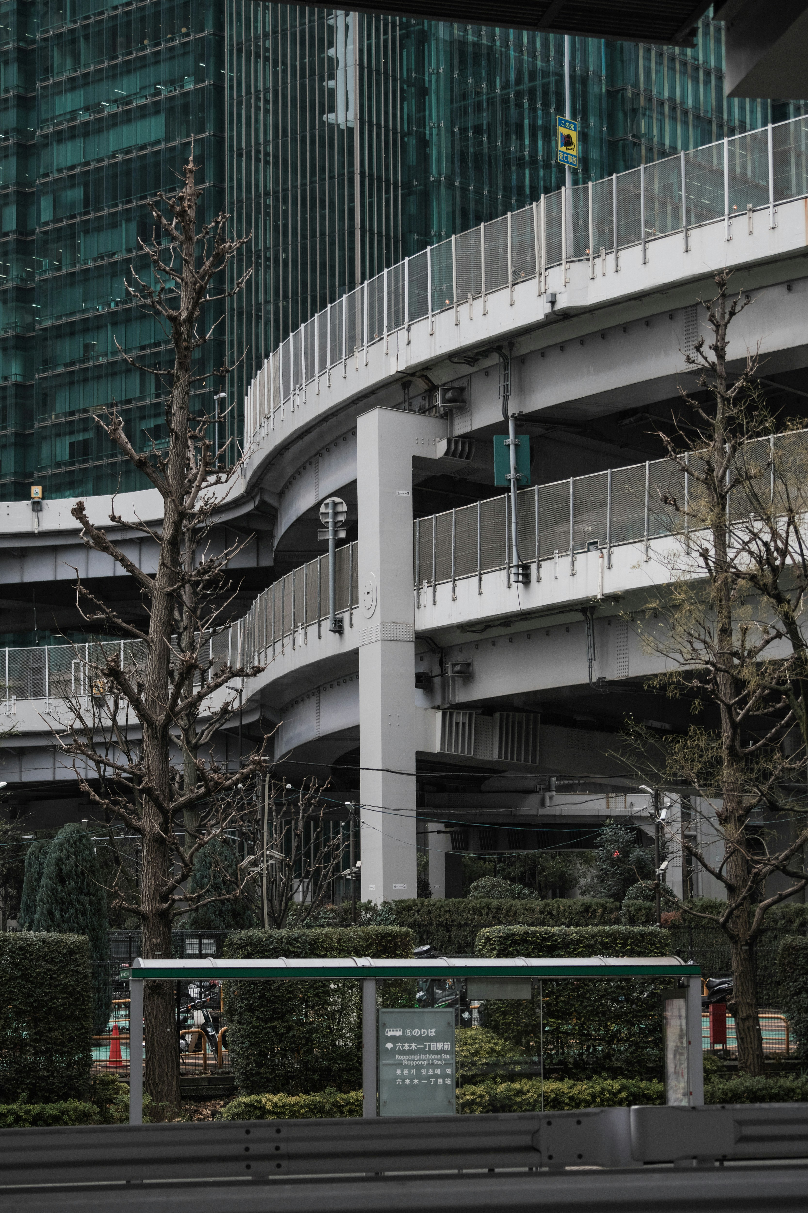 高架道路が走る都市の街並み