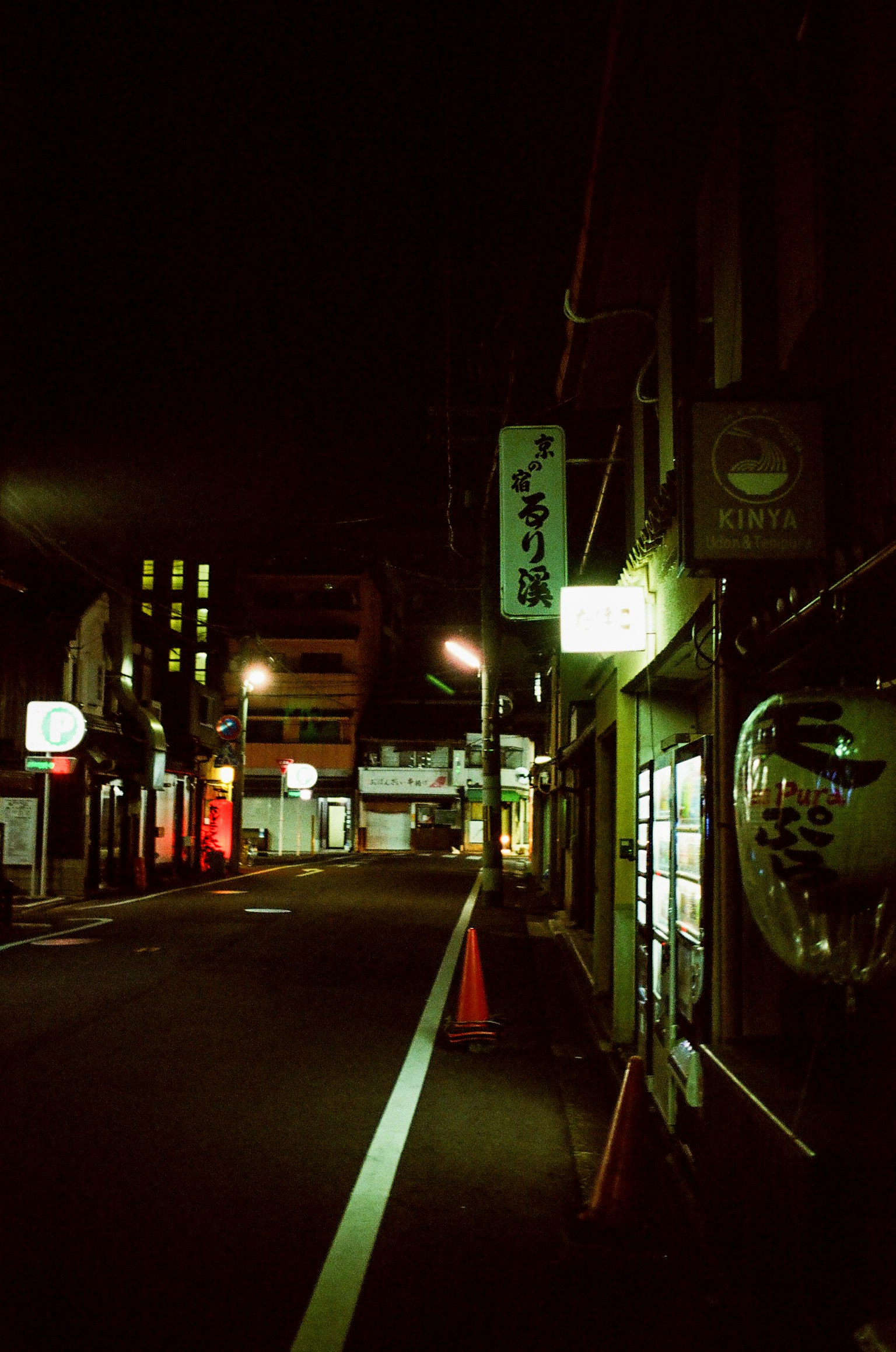 夜间安静的街道和明亮的招牌