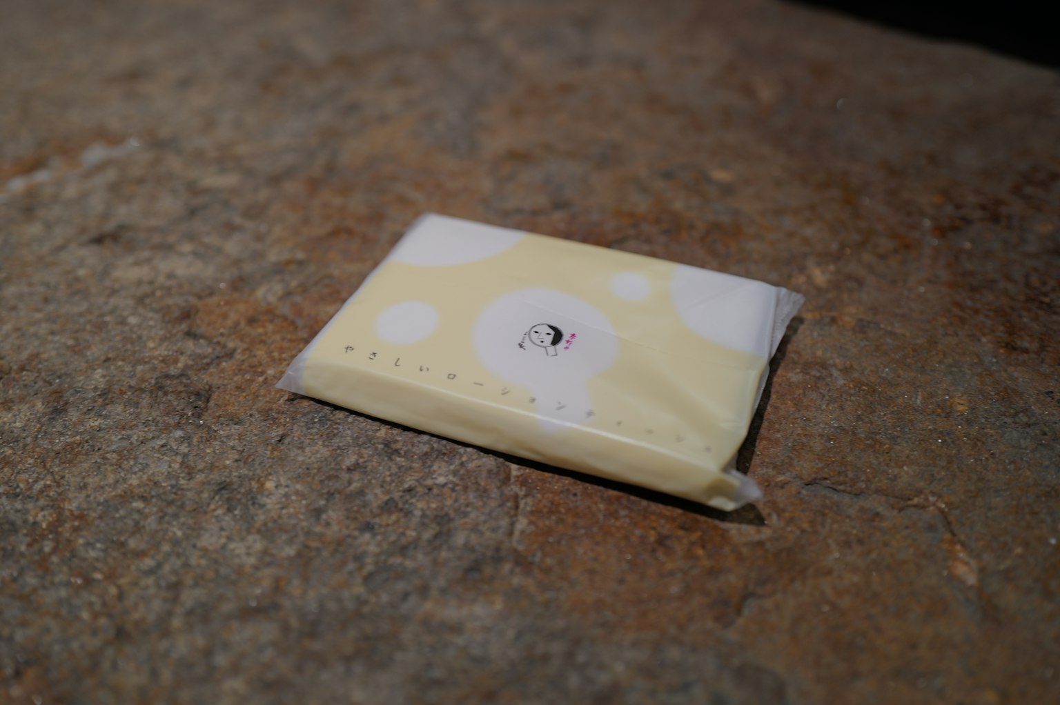 Pequeño artículo en embalaje blanco con diseño amarillo