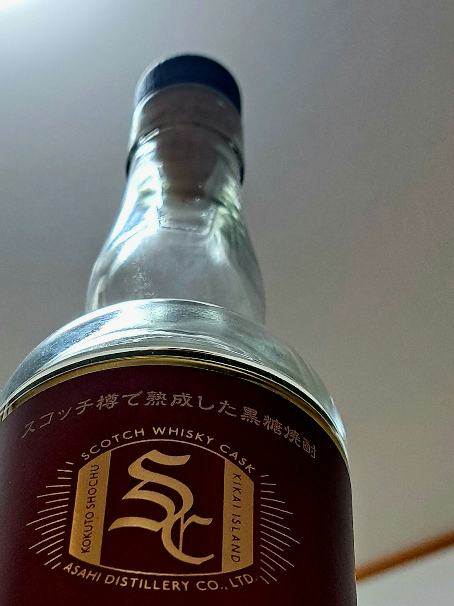 聚焦於蘇格蘭威士忌瓶頂部的圖像