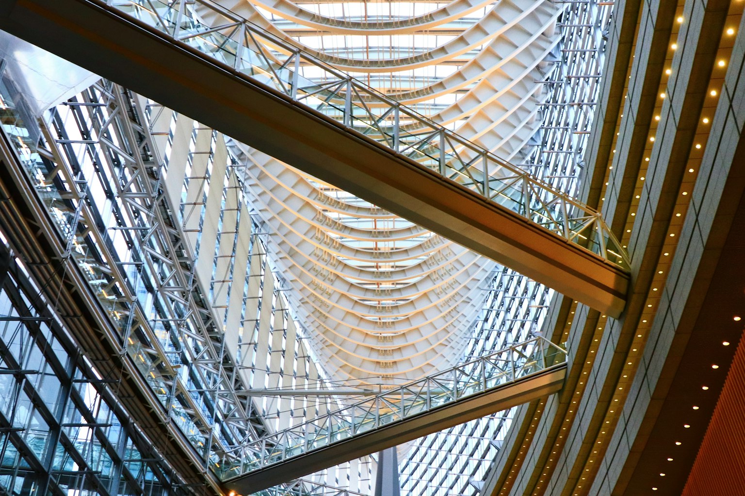 Foto zeigt die Innenstruktur eines modernen Gebäudes mit Glas- und Metallelementen