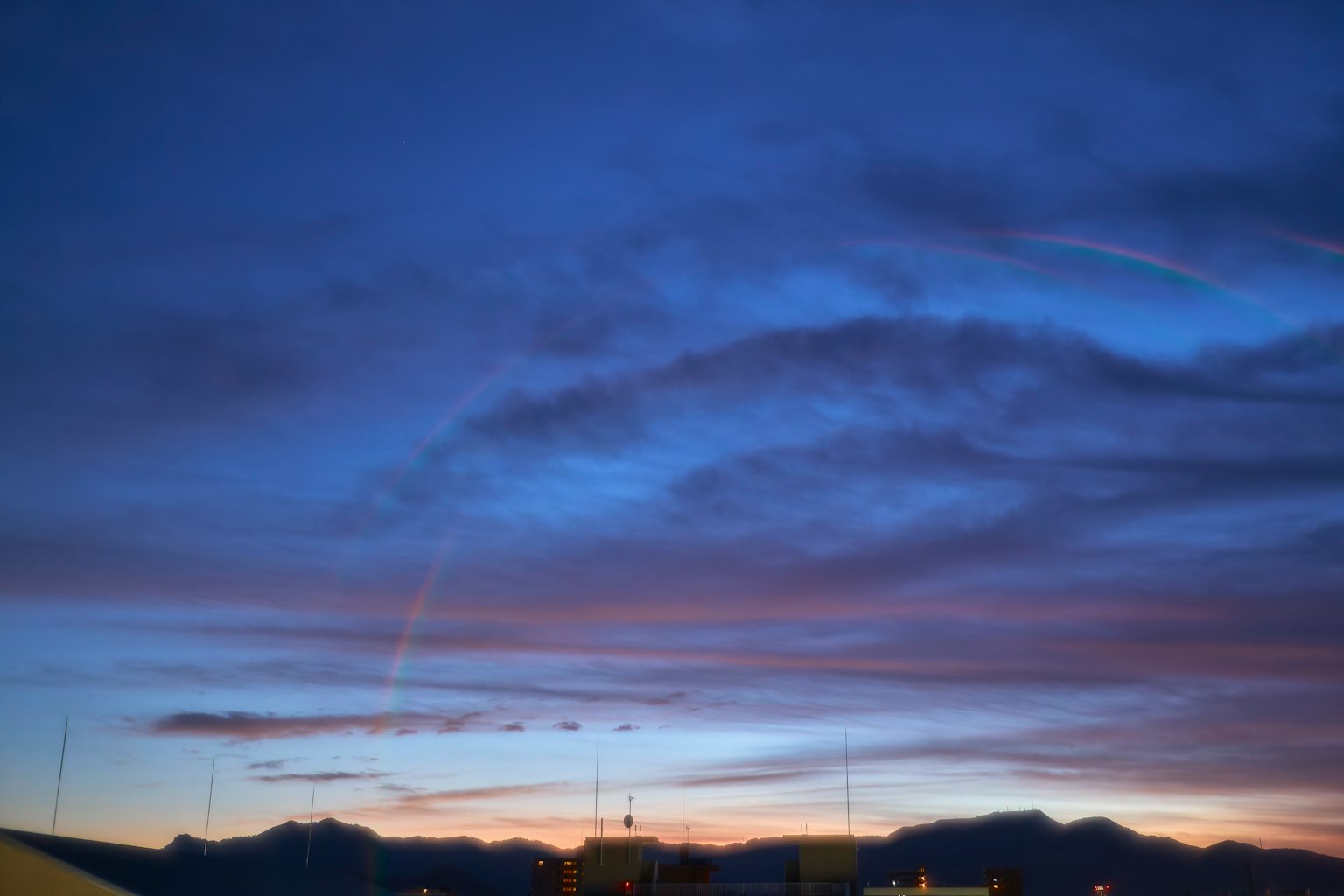 Langit senja yang indah dengan awan biru dan ungu