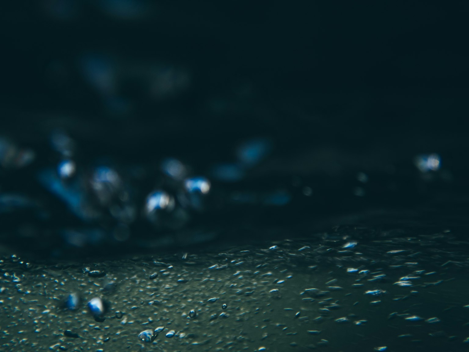 黑暗水中的气泡和光反射