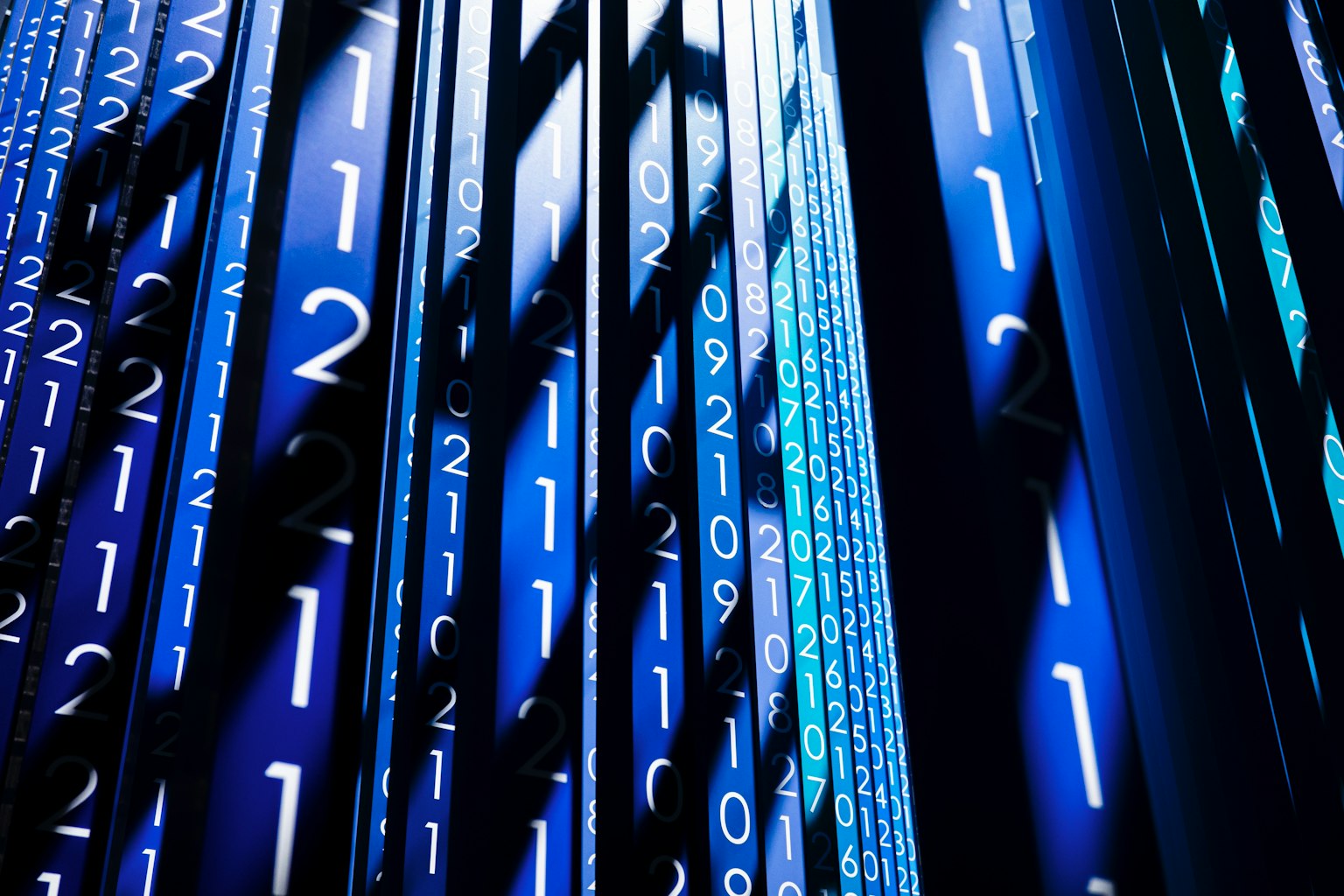 Abstrakte Darstellung digitaler Daten mit blauen Farbtönen und Binärcode