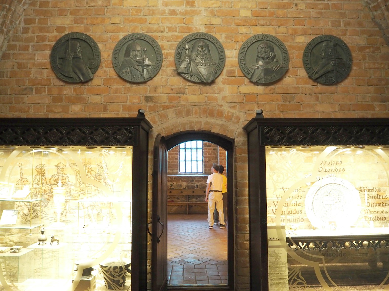 Vista interna di un museo con sculture storiche sulla parete