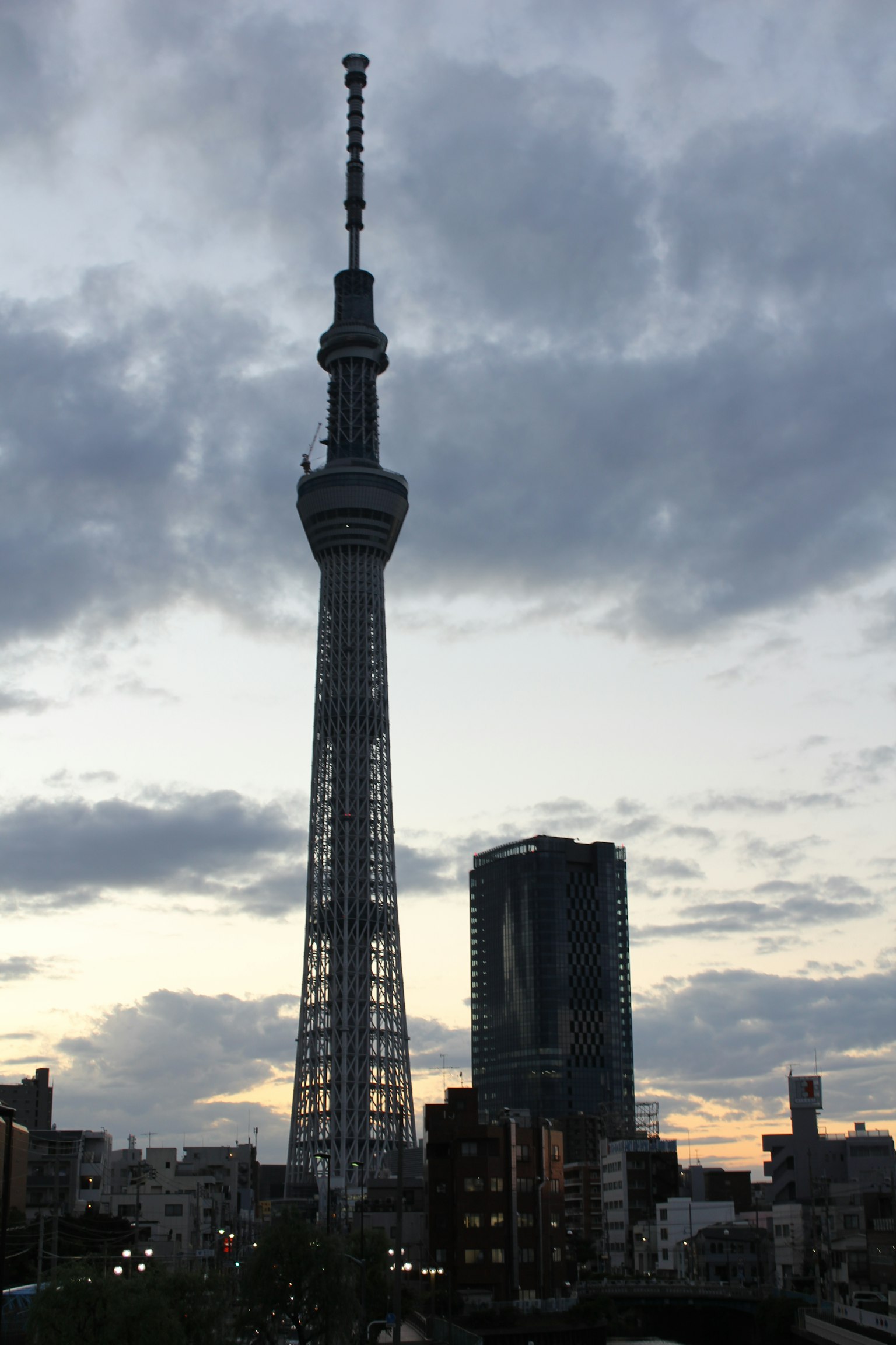 Tokyo Skytree, der gegen einen Dämmerungshimmel ragt