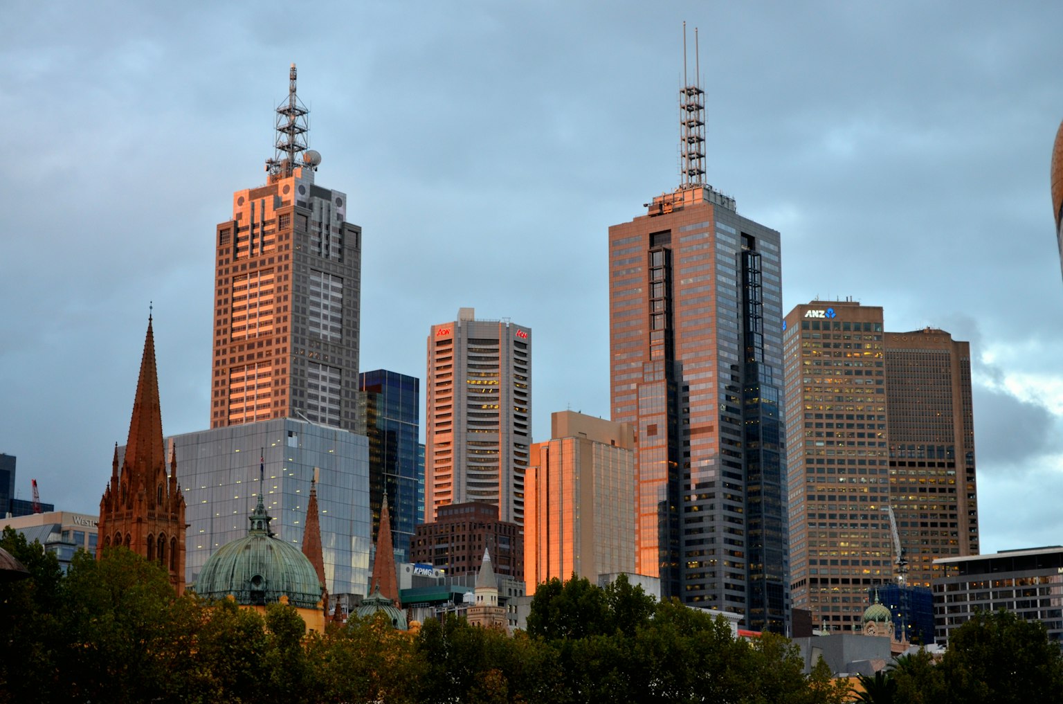 Skyline di Melbourne al crepuscolo con grattacieli e architettura storica