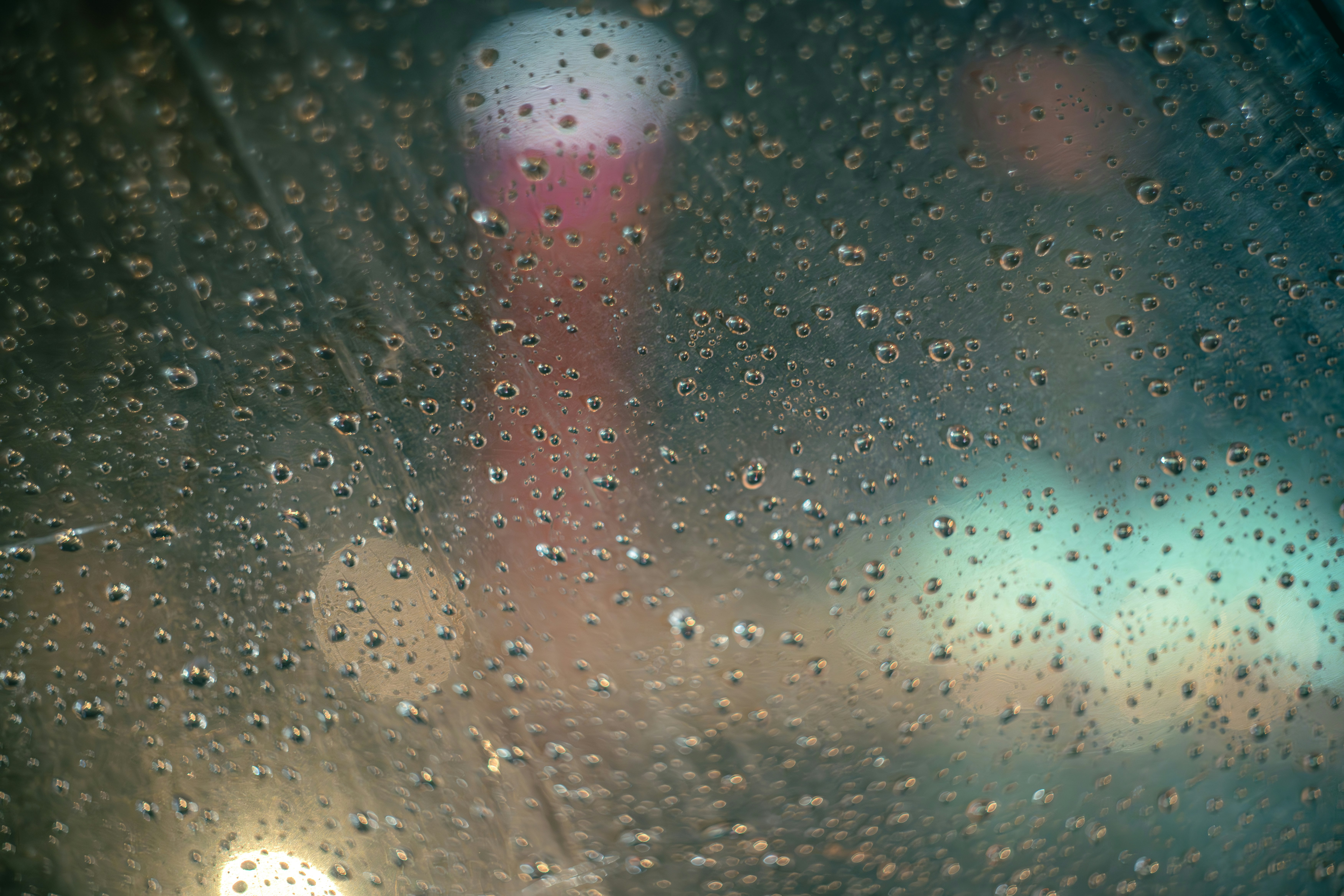 雨粒の付いたガラス越しの街並み