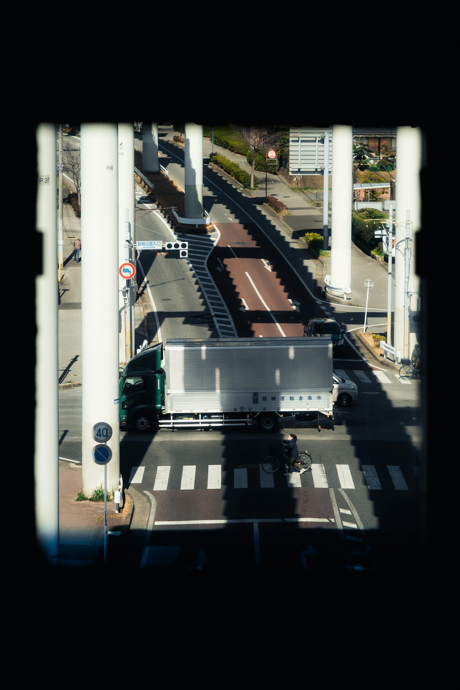 Lkw überquert die Straße mit Ampeln