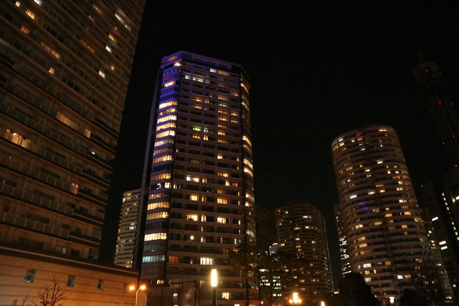 Paysage urbain nocturne avec des gratte-ciels illuminés