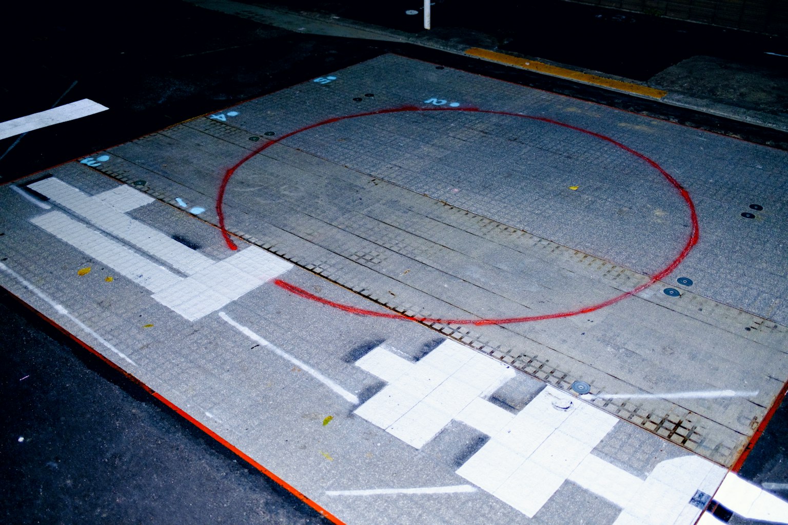 Un cercle de ring de sumo peint sur une section de chaussée