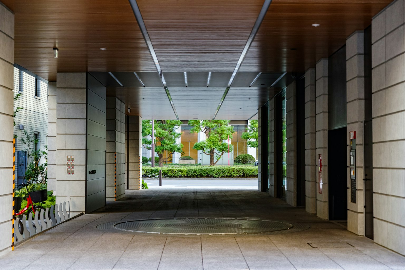 Vue d'une entrée architecturale moderne avec une arcade spacieuse