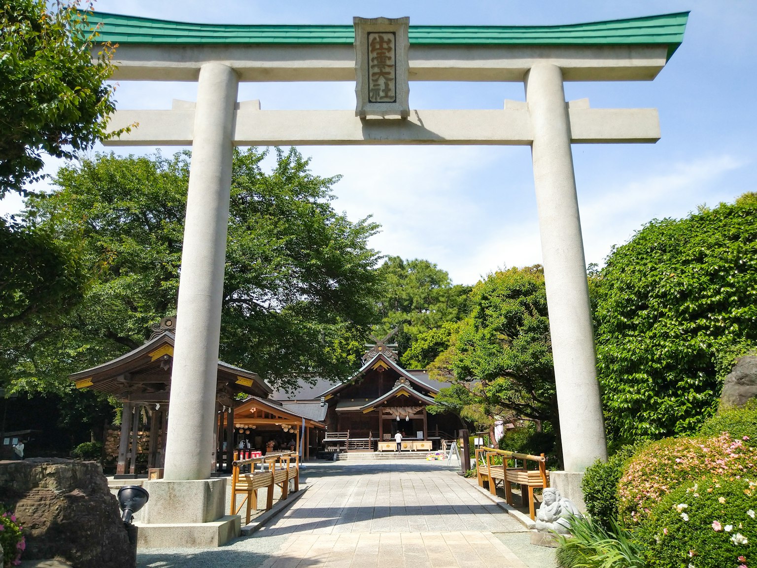 Gran puerta torii y santuario rodeados de vegetación exuberante