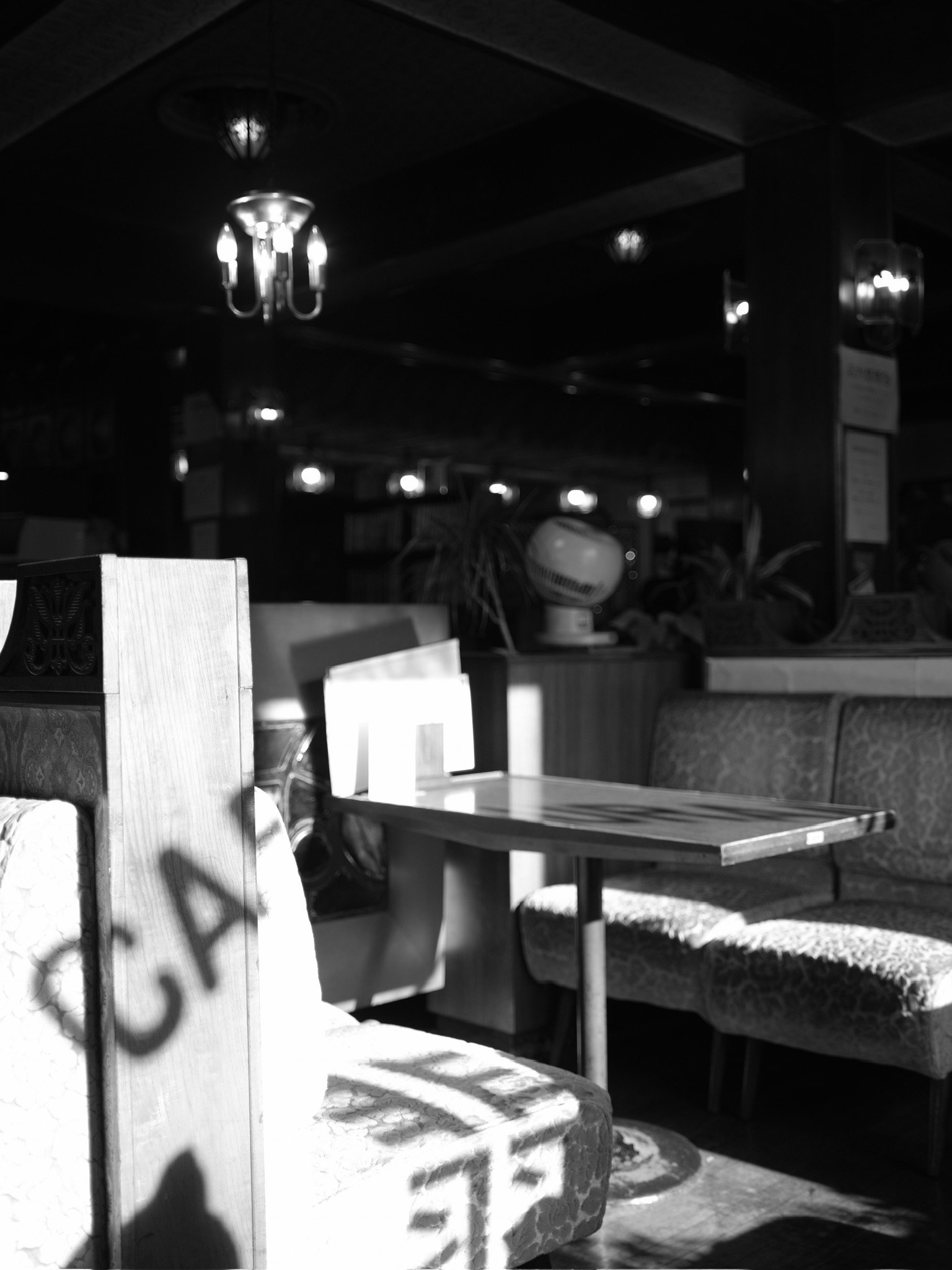 Café-Terrasse im Freien bei Nacht mit Stühlen und Tischen