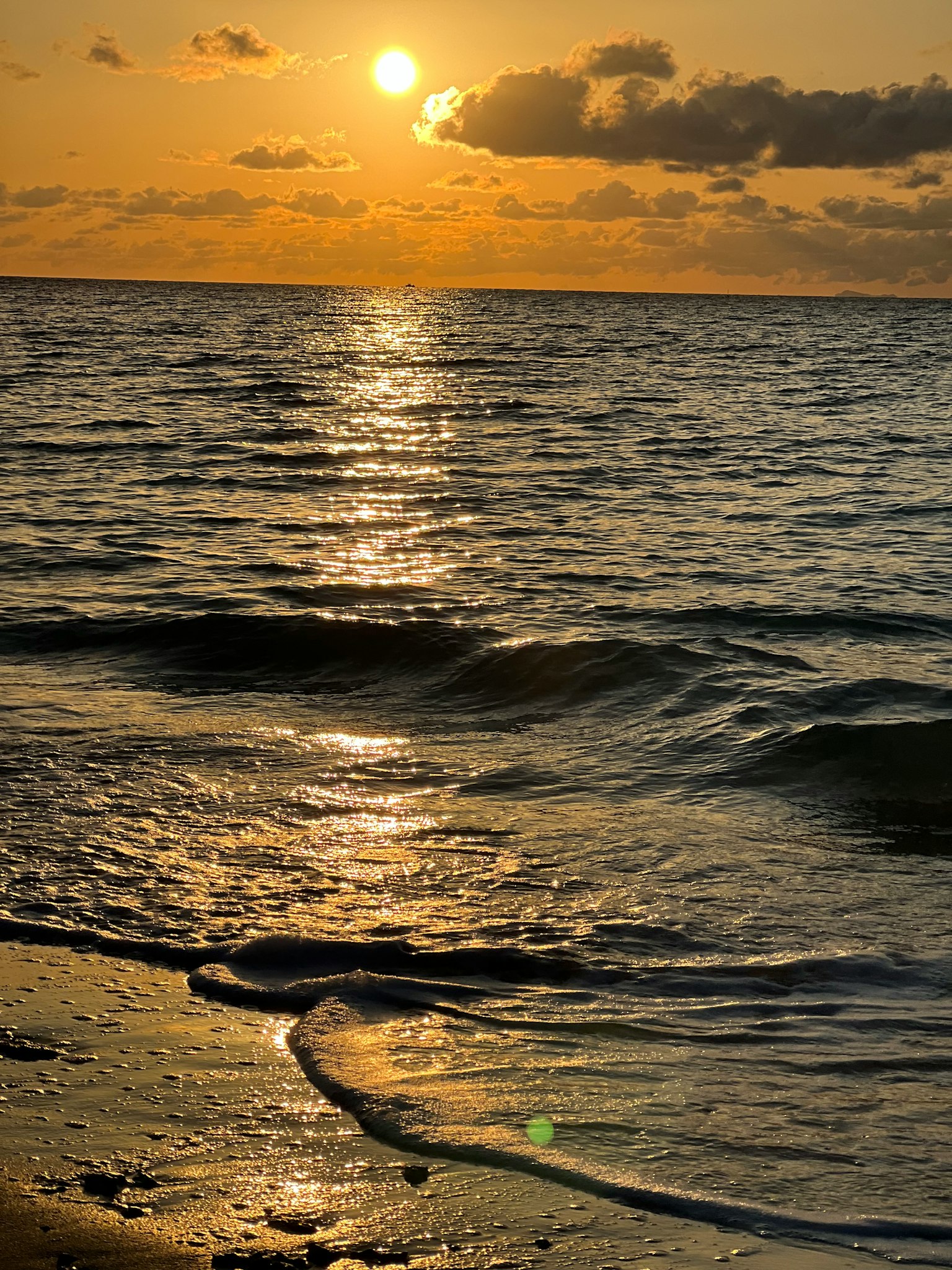 Bellissimo paesaggio di tramonto sul mare onde leggere che si infrangono sulla spiaggia