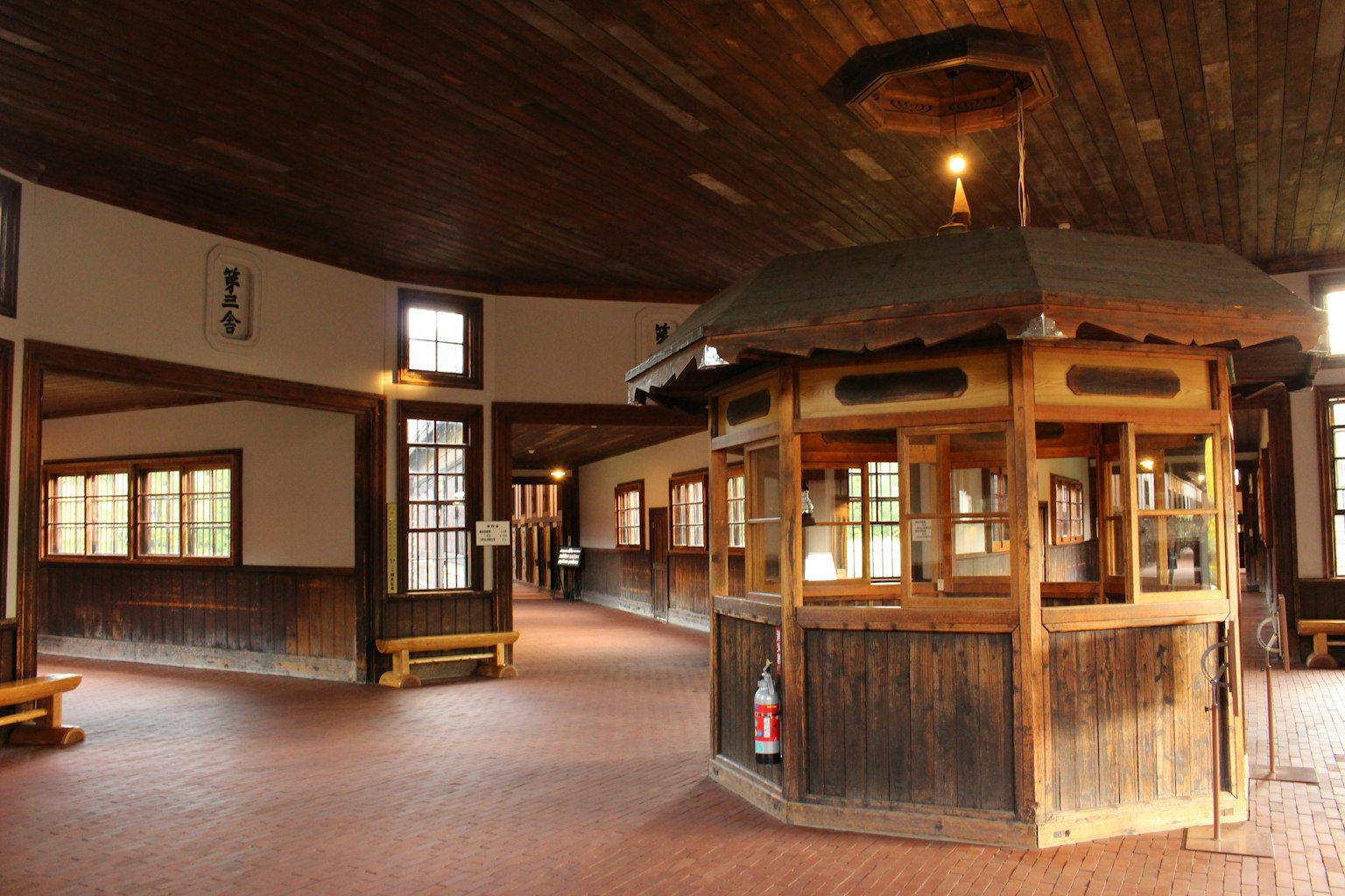 Innenraum eines traditionellen Gebäudes mit einem Holztresen und geräumigem Layout