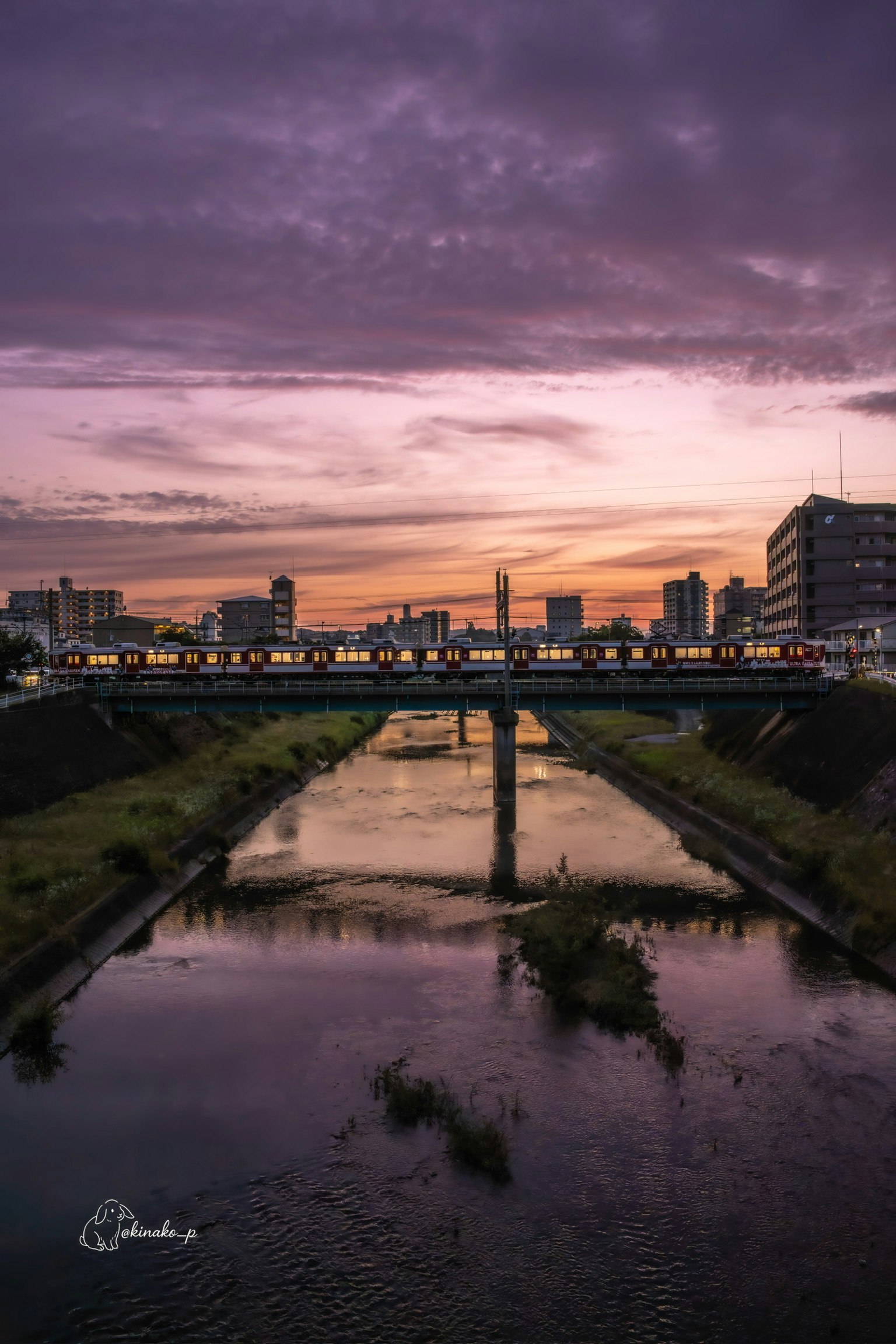 夕暮れの川と橋が見える都市の風景
