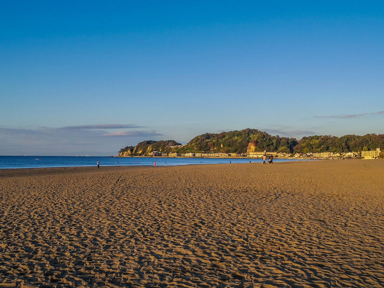 Strandszene mit blauem Himmel und ruhigem Meer