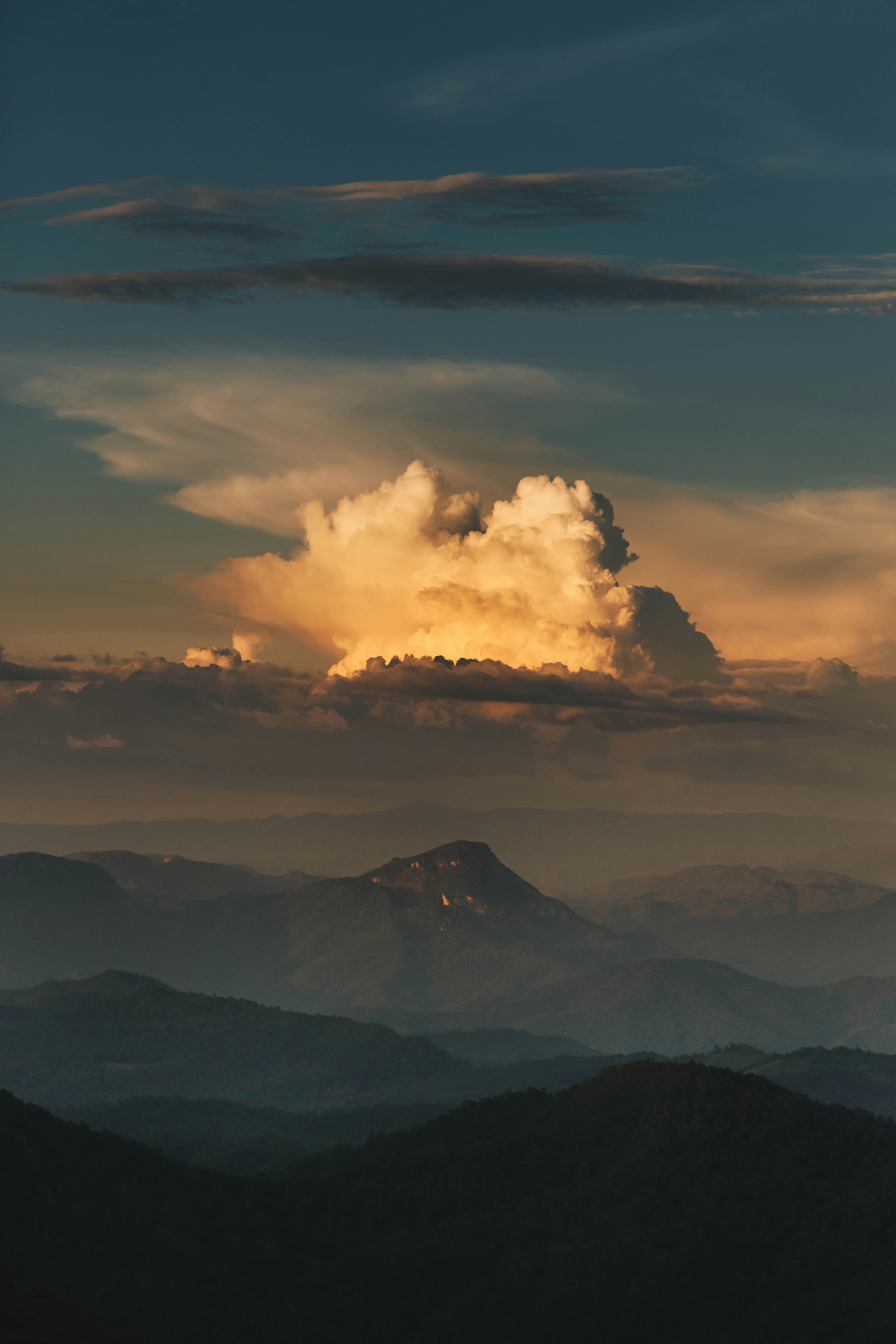 山並みに沈む夕焼けの雲