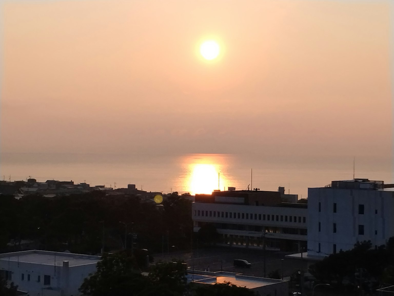 Hoàng hôn đẹp phản chiếu trên biển