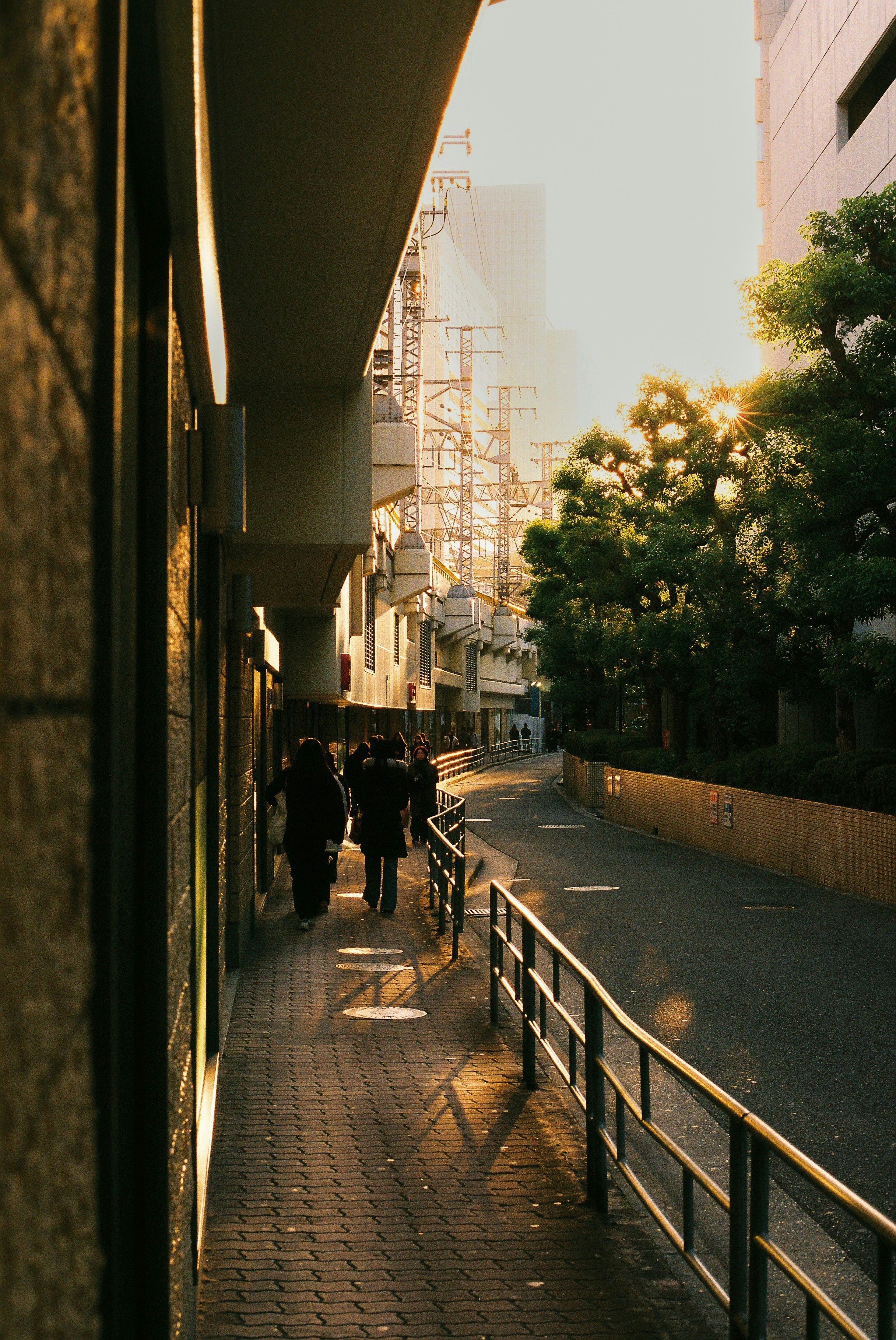 大阪の路地で夕日に照らされた歩道と人影
