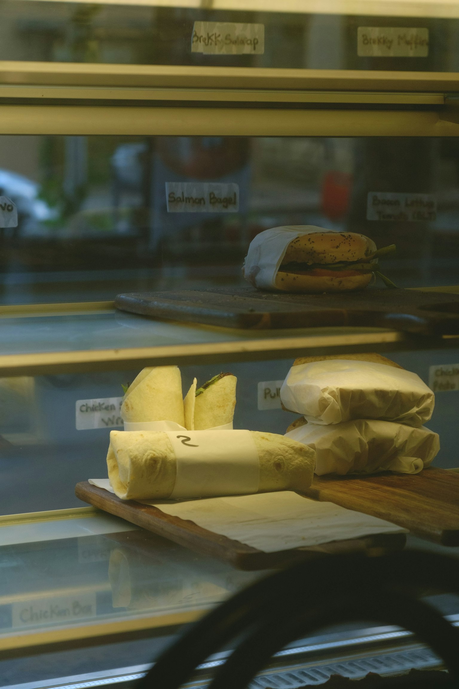 Photo intérieure d'une vitrine présentant divers fromages