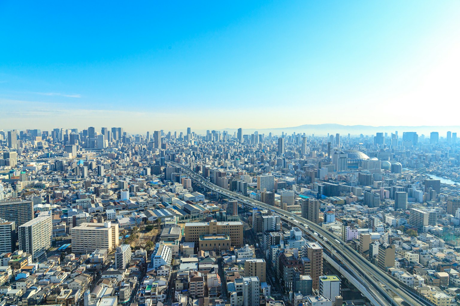 Panoramablick auf die weitläufige Stadtlandschaft von Tokio unter klarem blauen Himmel