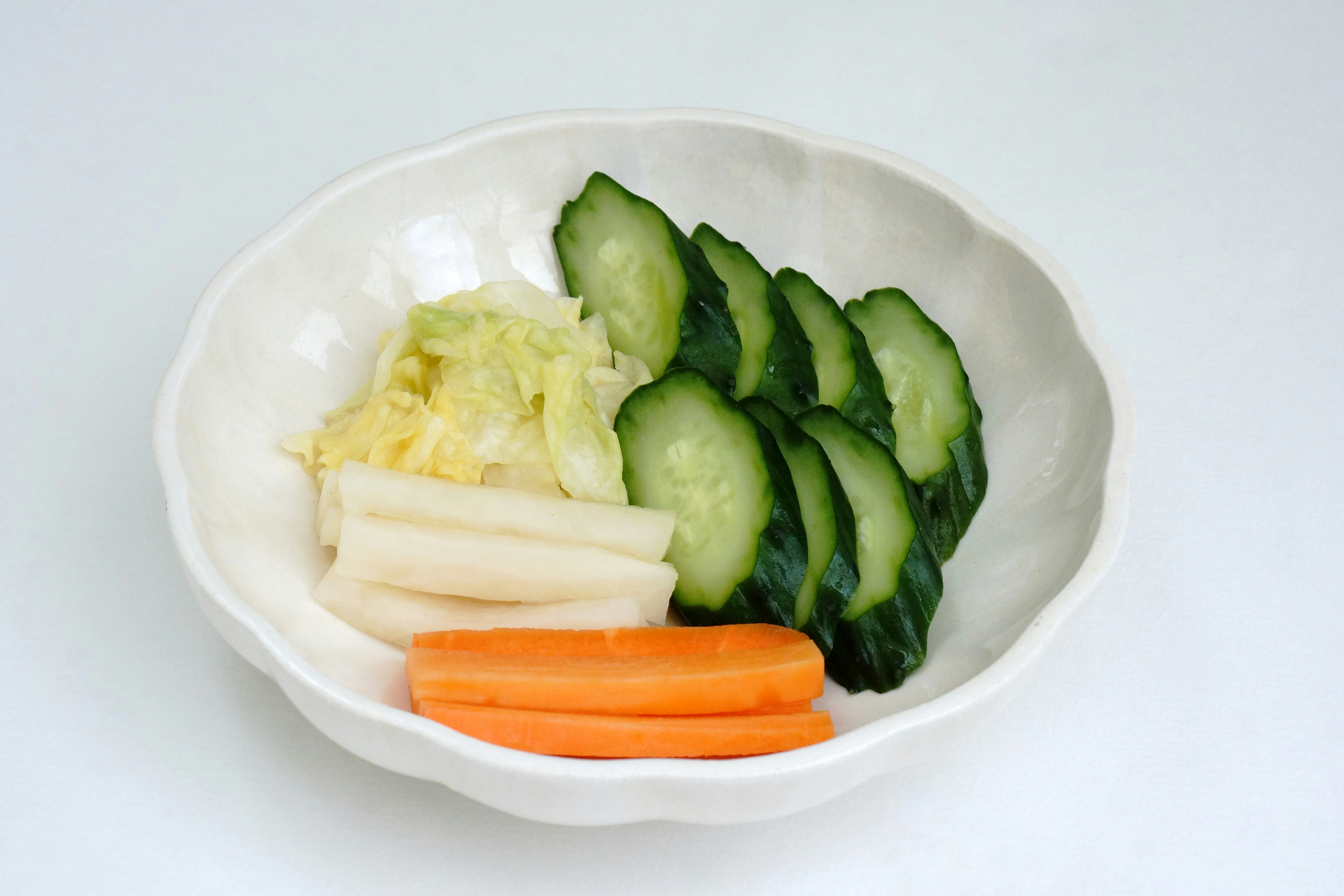 白い器に盛られたきゅうり・にんじん・大根の野菜