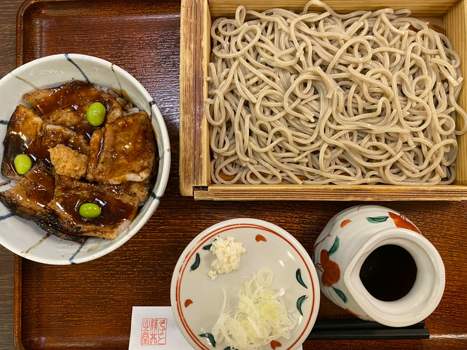 Mie soba disajikan dengan ayam panggang dan saus celup