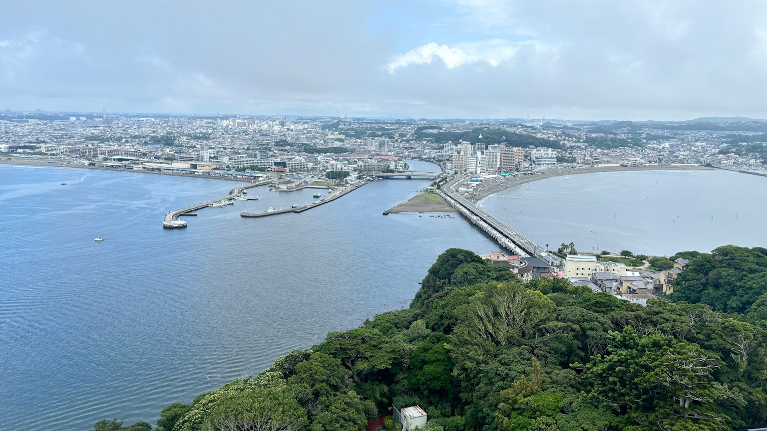 วิวพาโนรามาของเมืองชายฝั่งที่มีสะพานและเรือ