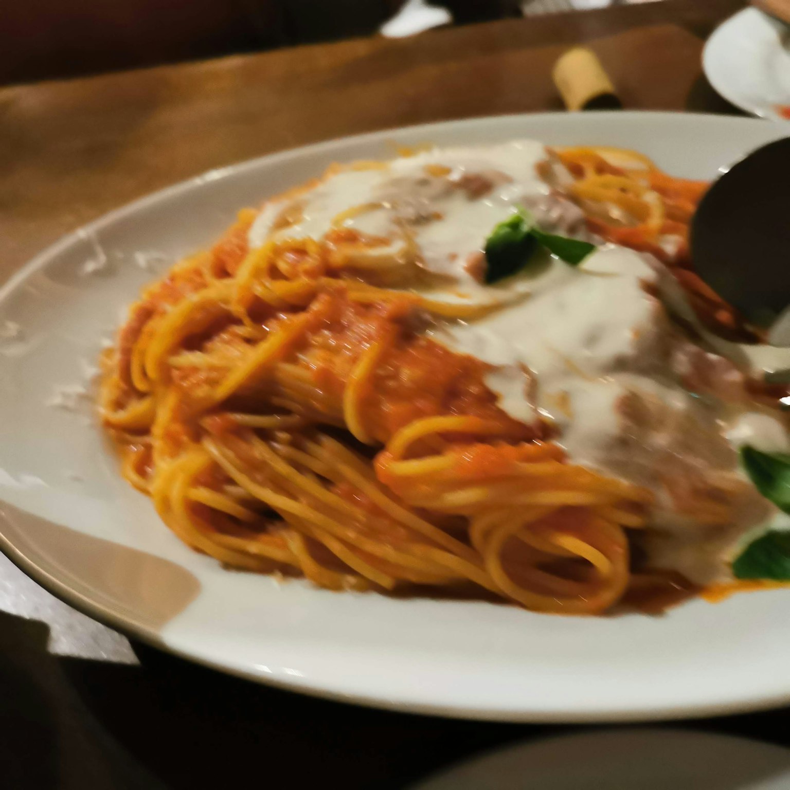 Piring spaghetti dengan saus tomat dan krim