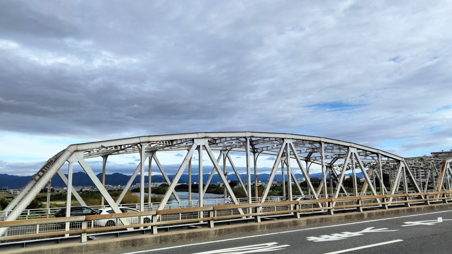 Pont en arc blanc s'étendant sous un ciel bleu