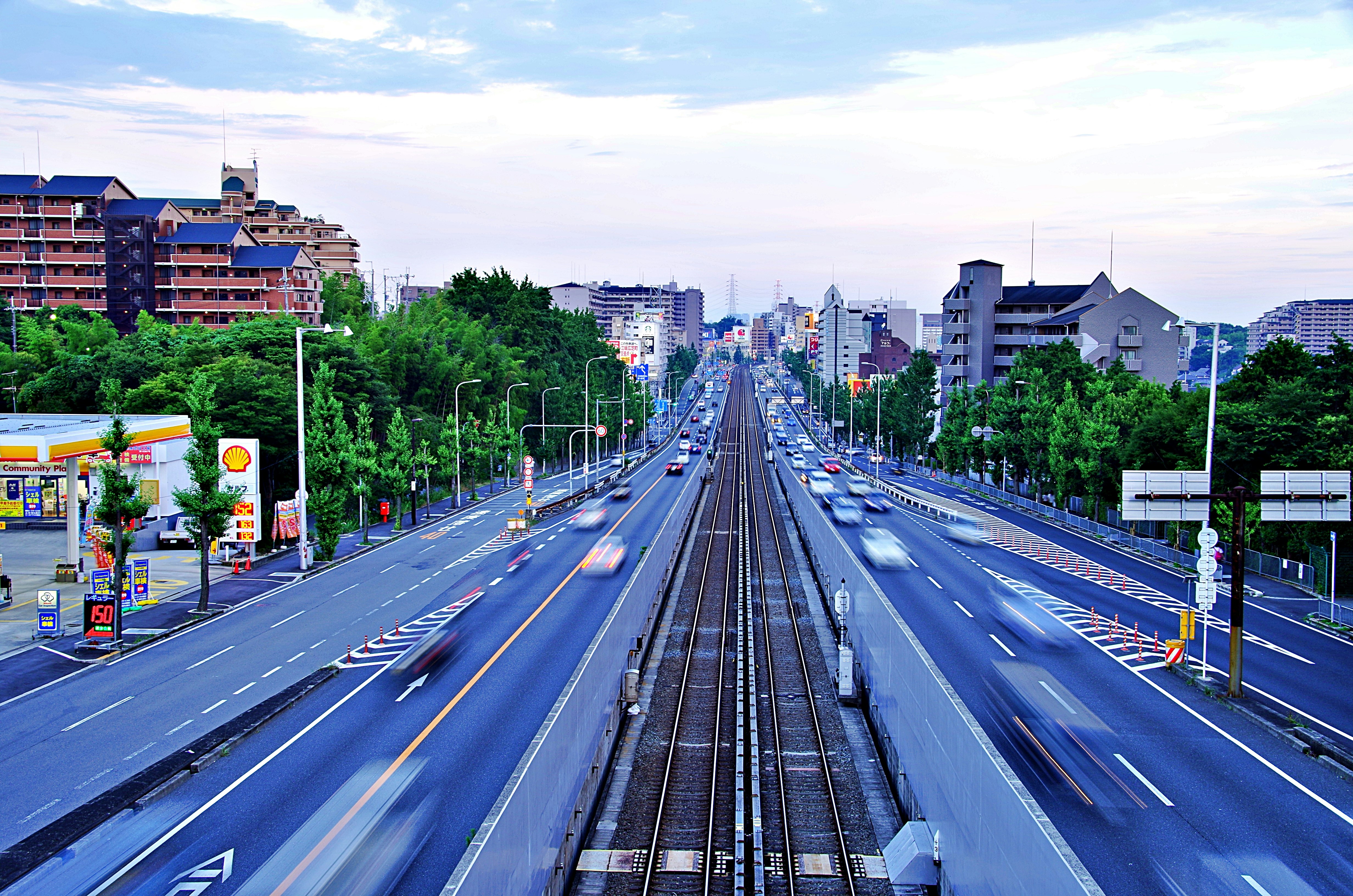 都市の大通りを走る路面電車と車線のある風景