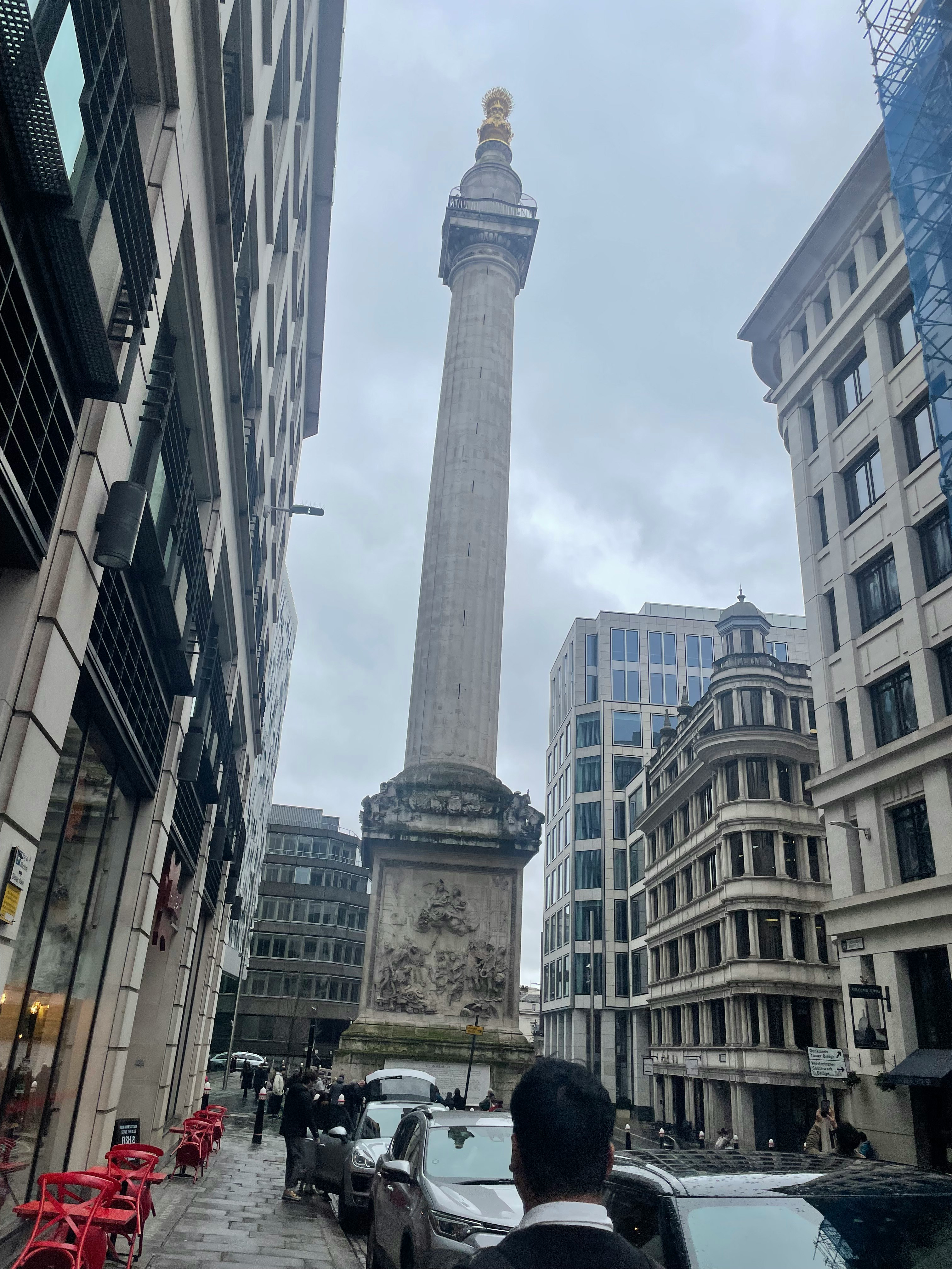 ロンドンの雨の街路にそびえる塔と石造りの建物群