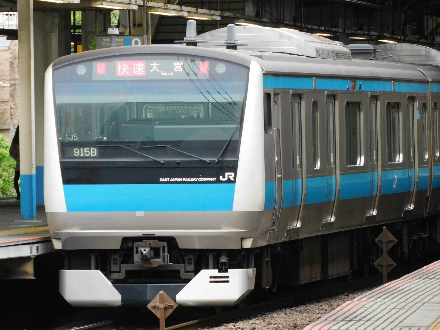 停靠在車站月台上的JR特急列車車頭