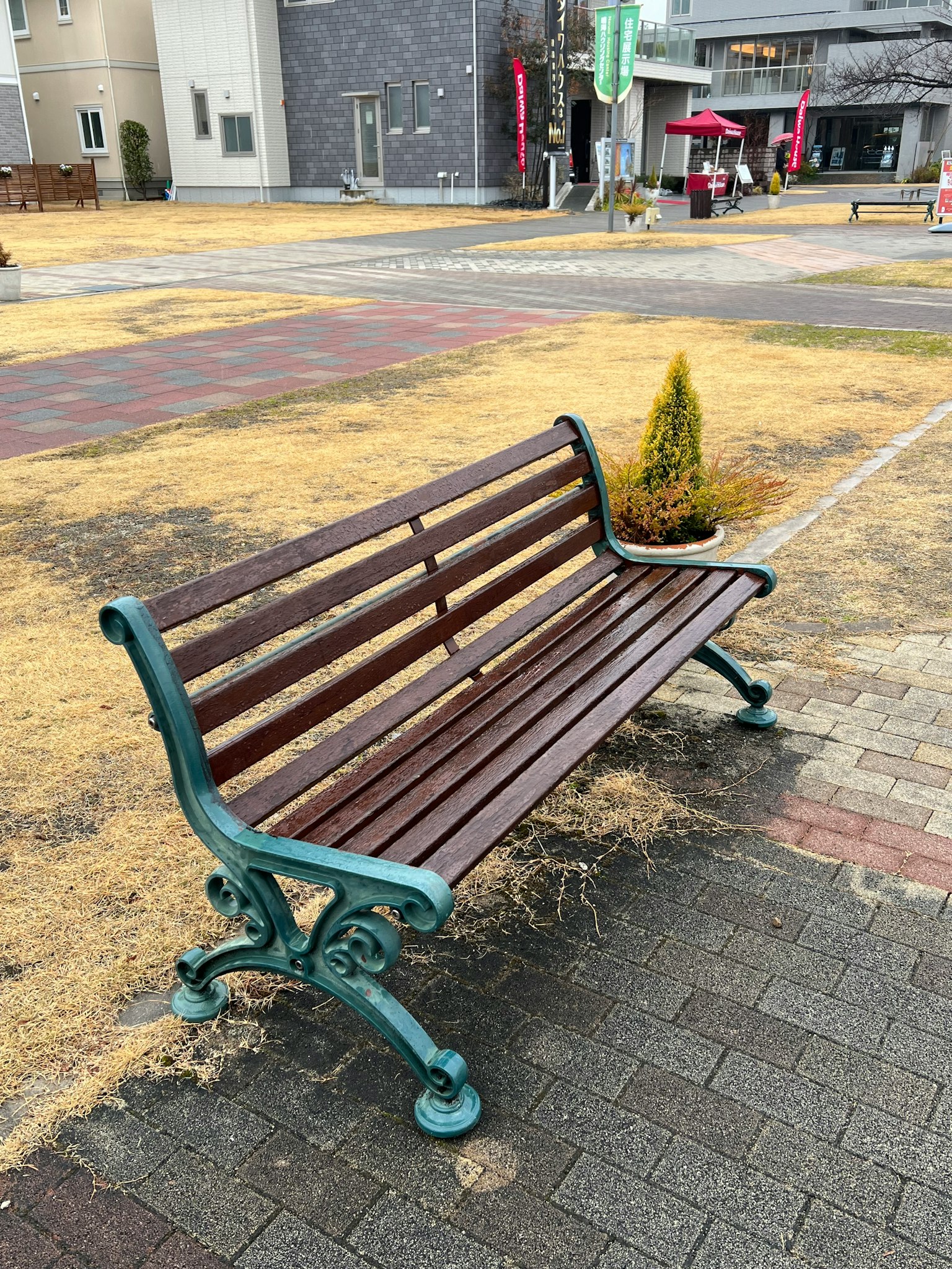 벽돌 길에 놓인 나무 공원 벤치