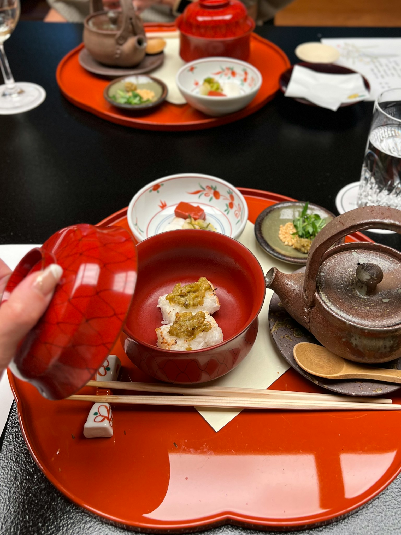 日本料理展示，特色紅色餐具和茶壺