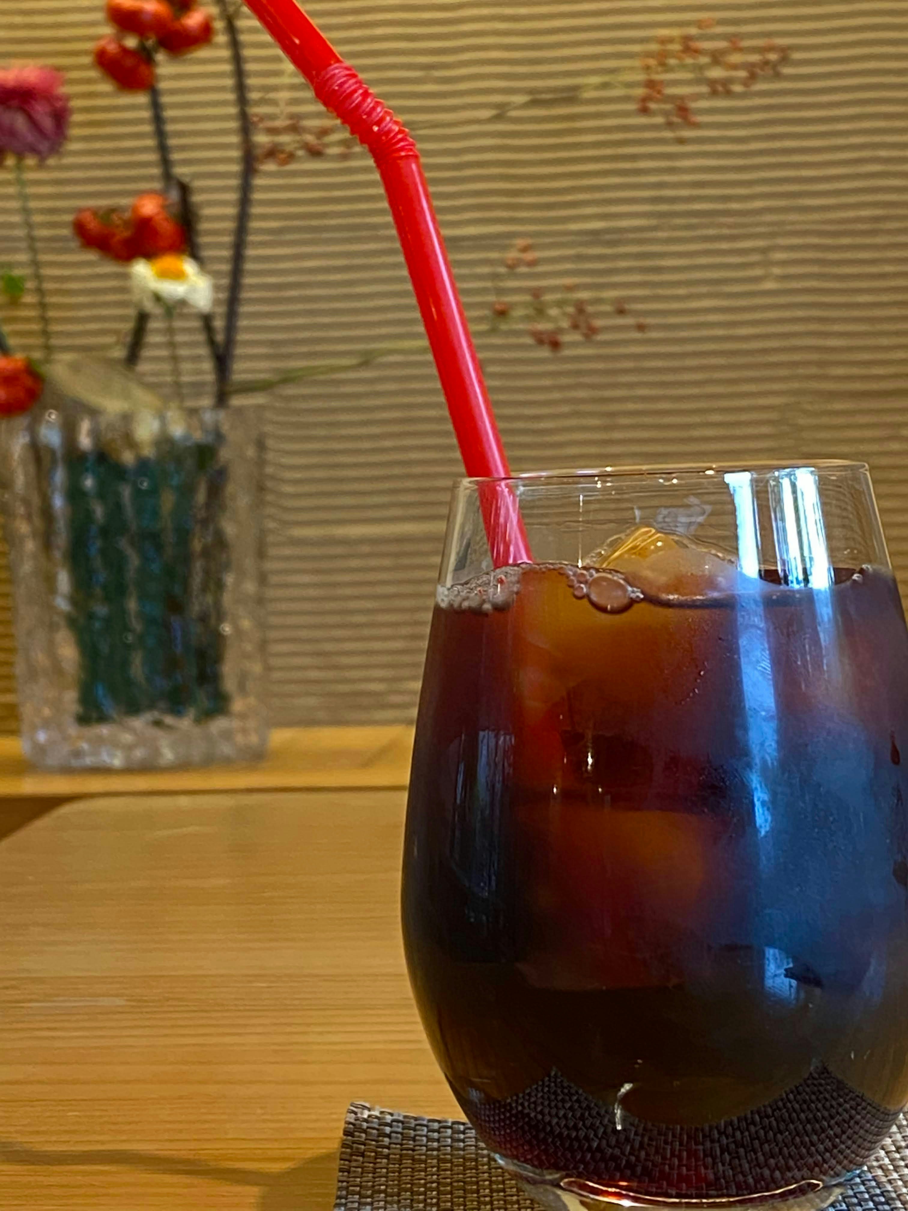 đồ uống kiểu iced coffee trong ly trên bàn gỗ